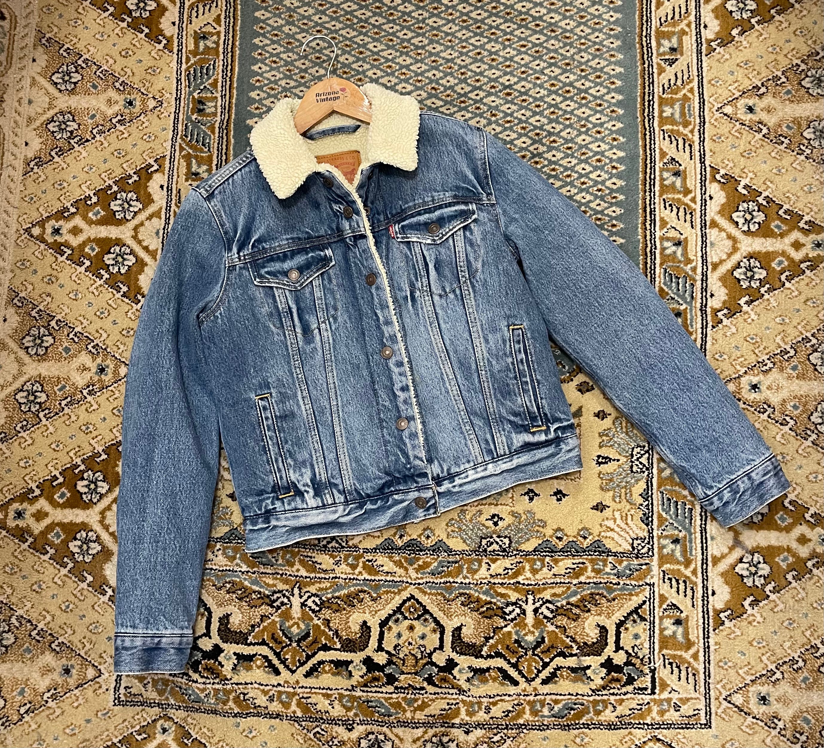 Levi's Women's Classic Fit Denim Jacket - Vintage Blue Washed Cotton Jean Jacket for Casual Outfits & Layering
