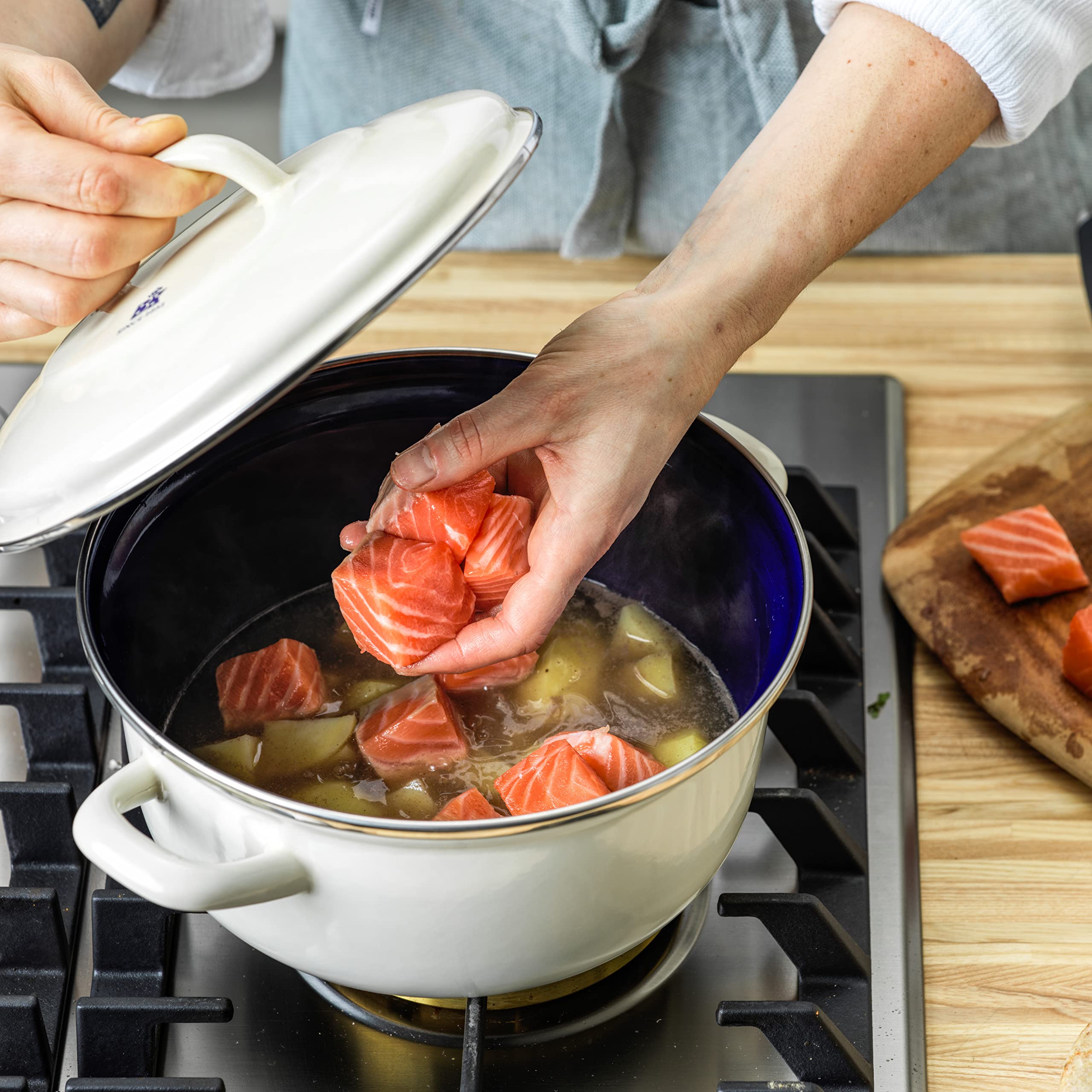 PFAS-Free Ceramic Non-Stick Coating Dutch Oven - 20cm/2.5L Round Enameled Casserole Pot with Lid - Induction, Oven & Dishwasher Safe - Cream Color - Perfect for Slow Cooking, Baking & Family Meals