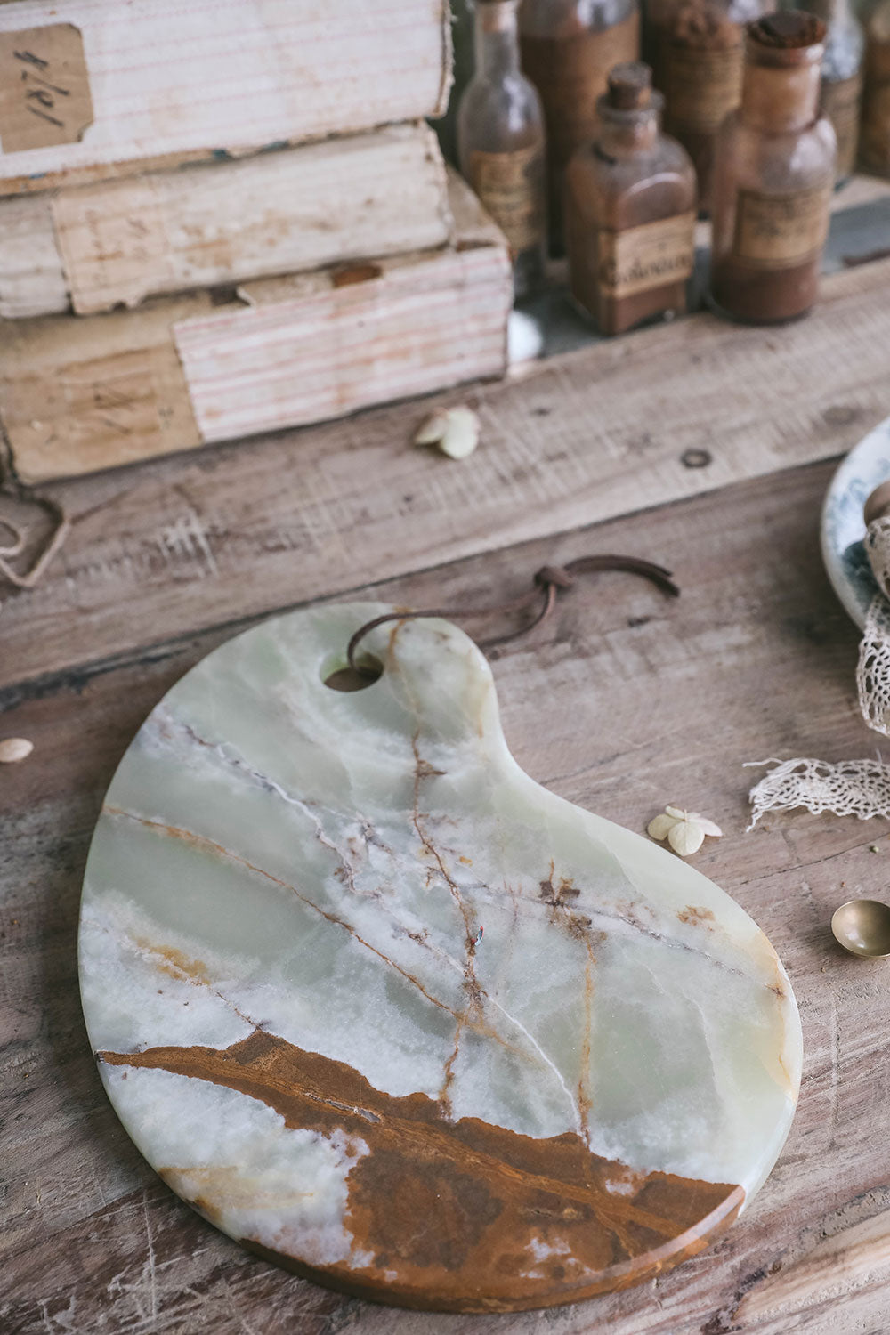 Premium Green Onyx Hanging Serving Board - Elegant Cheese & Charcuterie Display for Entertaining - Perfect for Wine Parties, Kitchen Decor & Gift Giving
