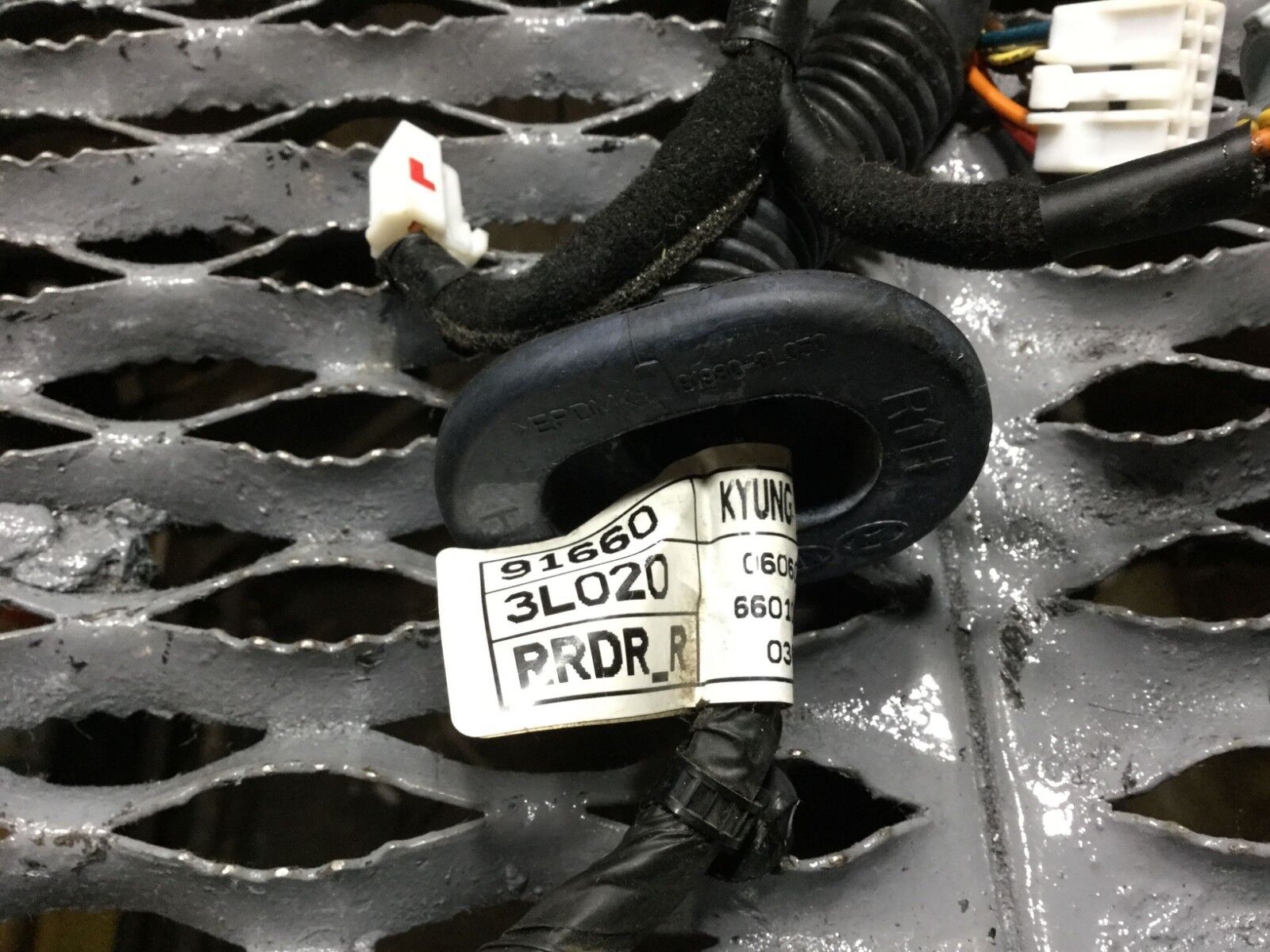 2006-2011 Hyundai Azera Right Rear Passenger Door Wire Harness OEM Replacement - Perfect for Electrical Repairs & DIY Car Maintenance