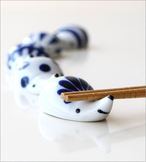 Japanese Hasami Yaki Hedgehog Chopstick Rest Set - 5pcs Handmade Ceramic Tableware for Sushi, Ramen & Asian Dining Decor