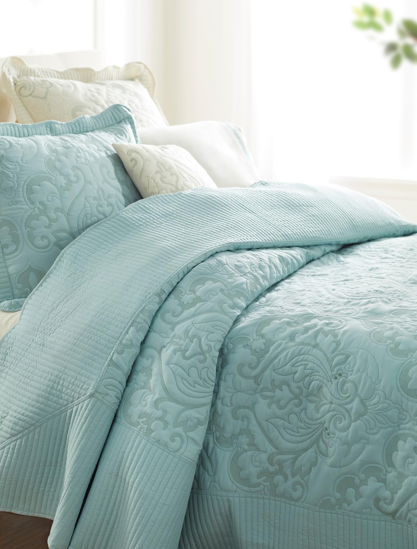 BrylaneHome Lightweight All-Season Amelia Quilted Damask Bedspread - Ultra Soft Oversized King Bedding in Ivory & Navy | Perfect for Modern Bedrooms, Guest Rooms & Cozy Home Decor