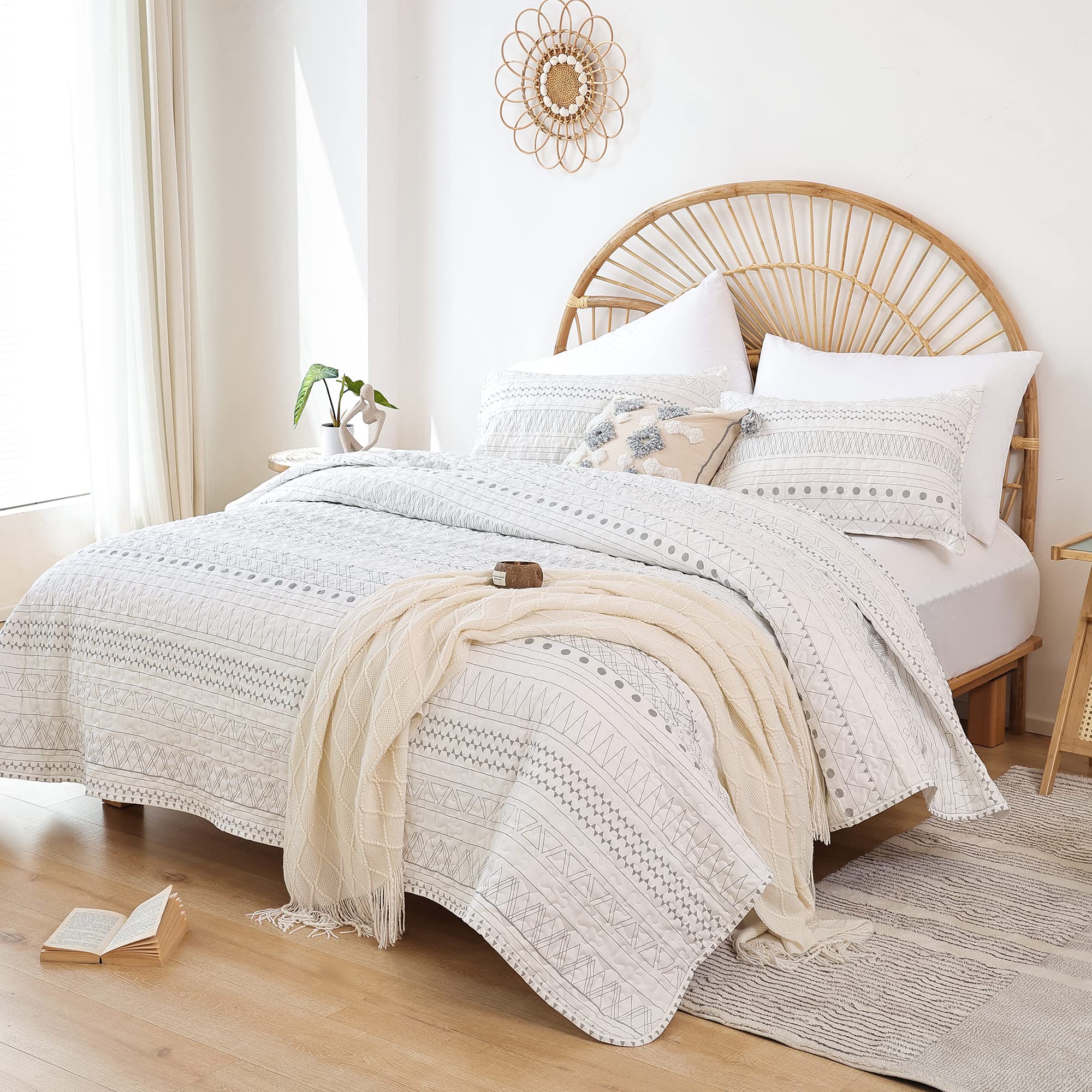 JANZAA 3-Piece Boho Quilt Bedding Set - Queen Size Grey Geometric Pattern on White, All-Season Comforter with 2 Pillowcases | Perfect for Guest Rooms, Master Bedrooms & Cozy Boho Home Decor