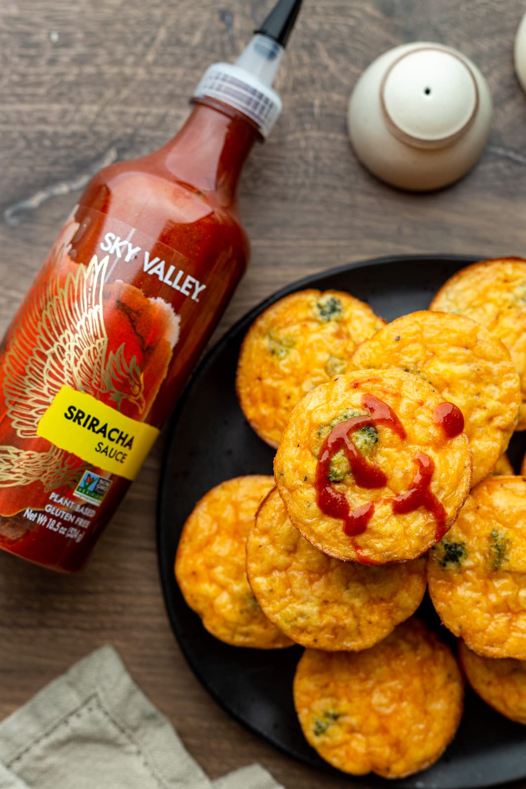 Sky Valley Sriracha Hot Sauce - Gluten Free, Vegan, Non-GMO, Low Sugar (2g) & Low Calorie (5kcal) - Made with Red Jalapeno Peppers - 18.5 Oz Bottle (3 Pack) - Perfect for Tacos, Burgers, Wings & Asian Cuisine
