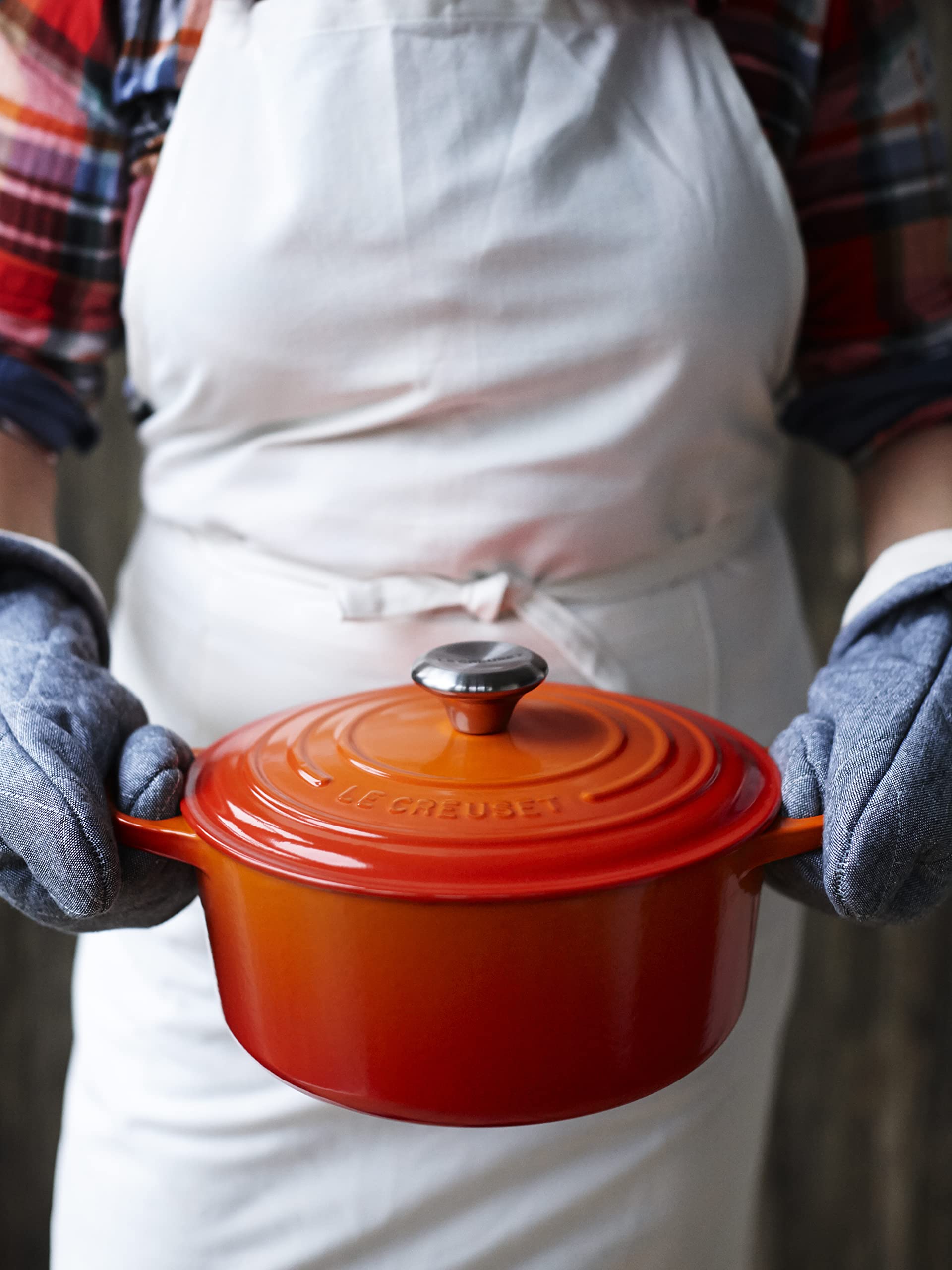 Le Creuset Enameled Cast Iron Signature Round Dutch Oven 7.25 Quart - Flame Red - Premium Cookware for Braising, Stewing & Baking - Perfect for Soups, Casseroles & Family Dinners