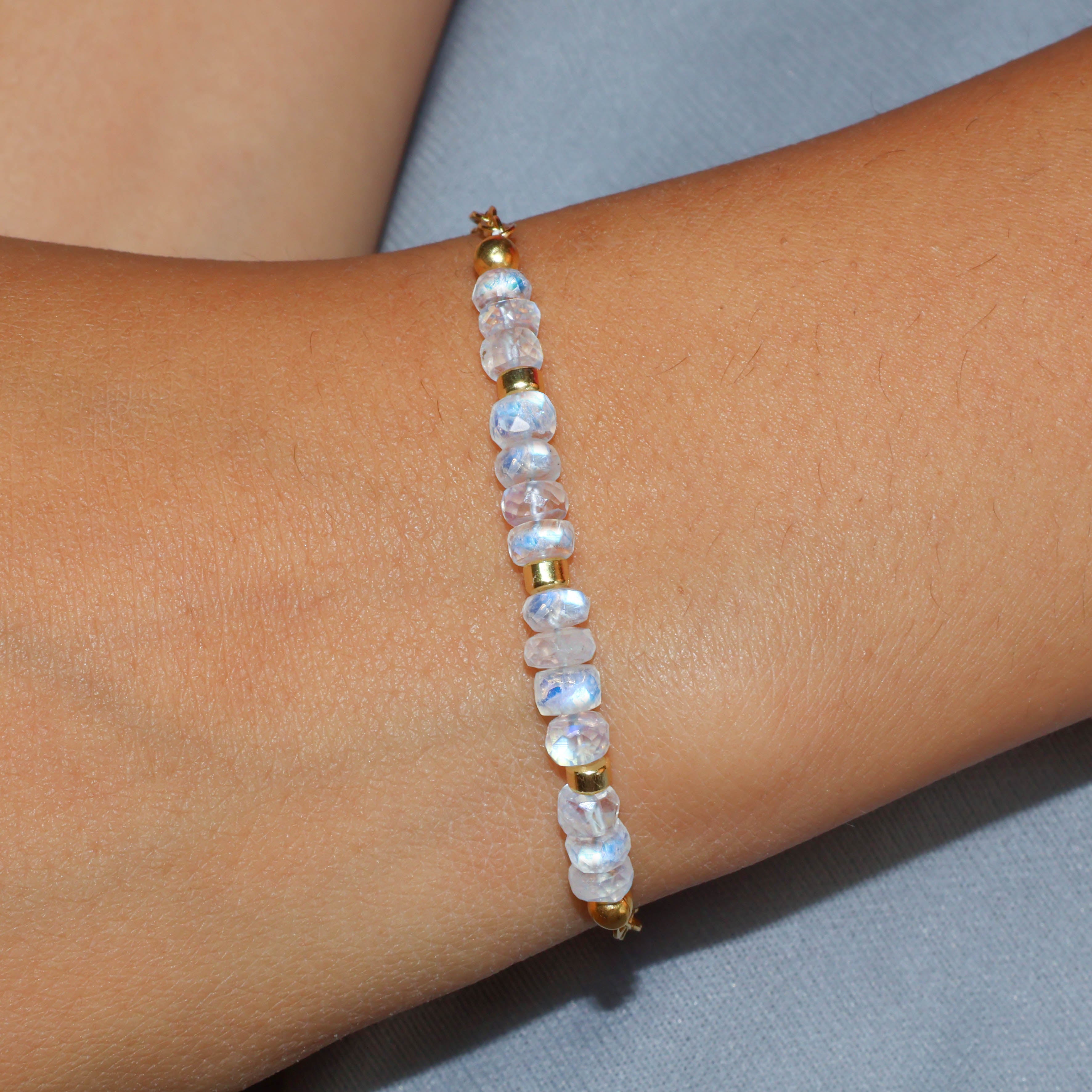 Natural Moonstone Beaded Chain Bracelet - Handmade Healing Crystal Jewelry for Women, Boho Chic Adjustable Wristband for Meditation, Yoga & Spiritual Gifts