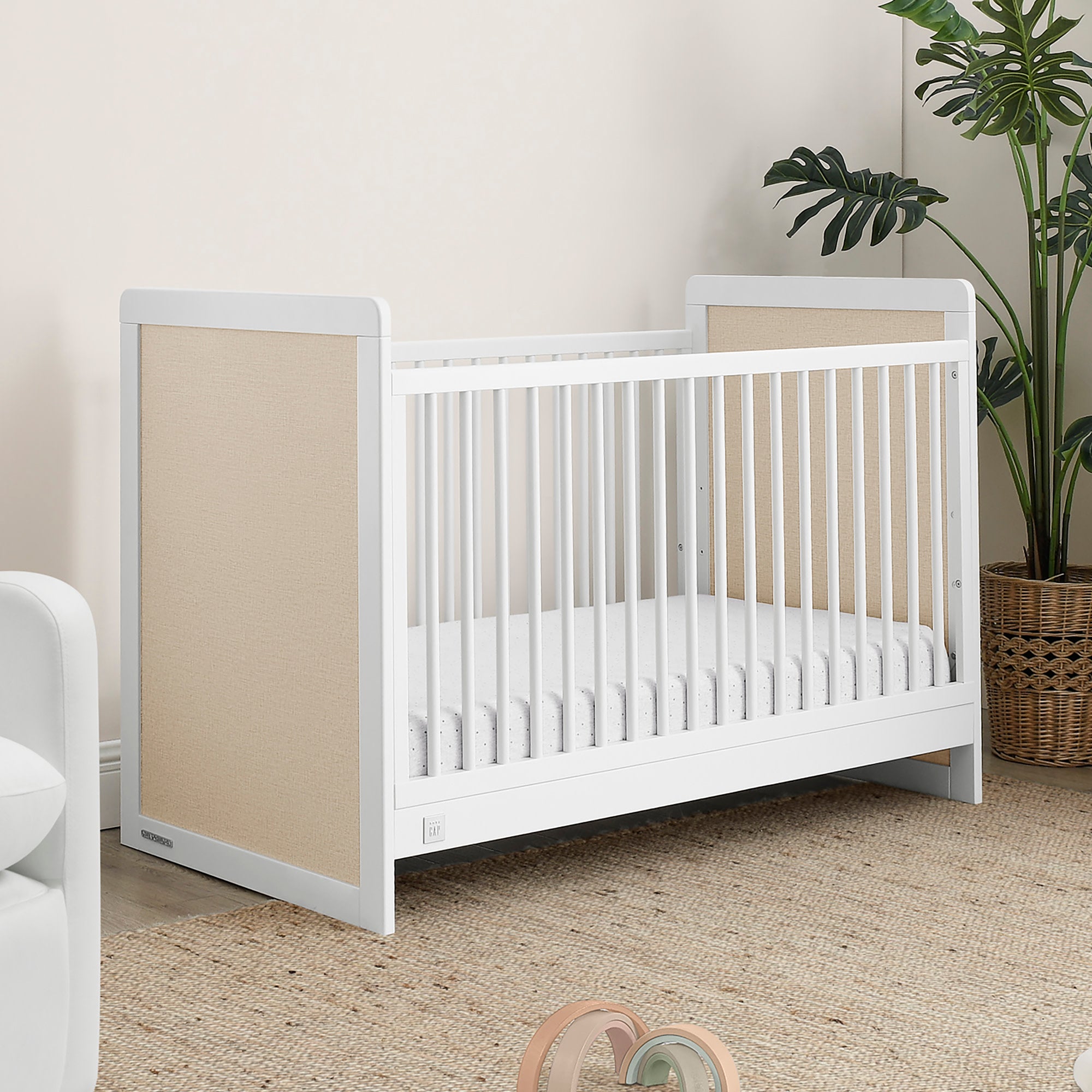 BabyGap Liam 4-in-1 Convertible Crib - Nursery Essential for Newborn to Toddler - Perfect for Bedrooms, Daycares & Guest Rooms