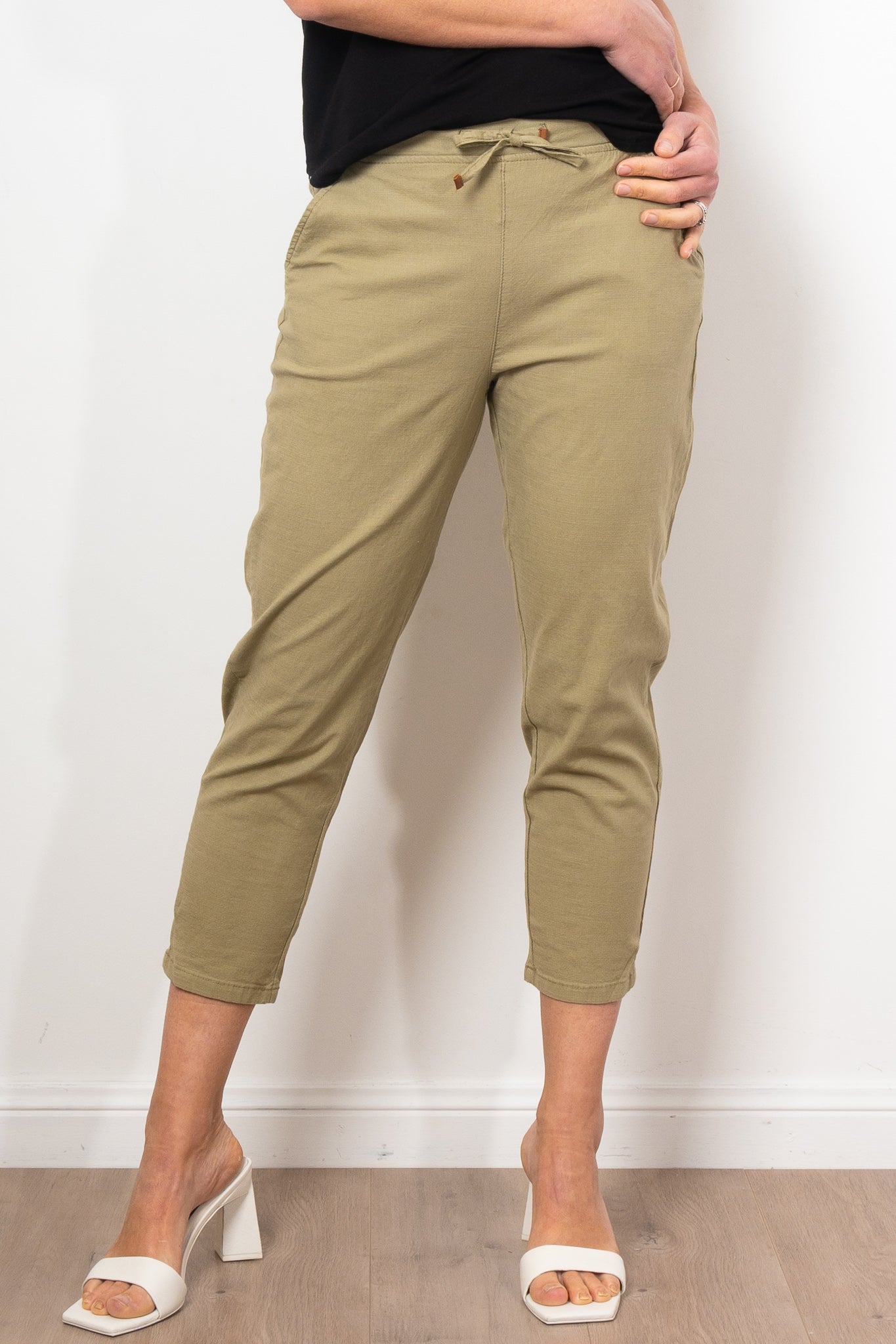 Vassalli Women's 7/8 Length Skinny Stretch Lightweight Pants for Work, Travel & Everyday Comfort