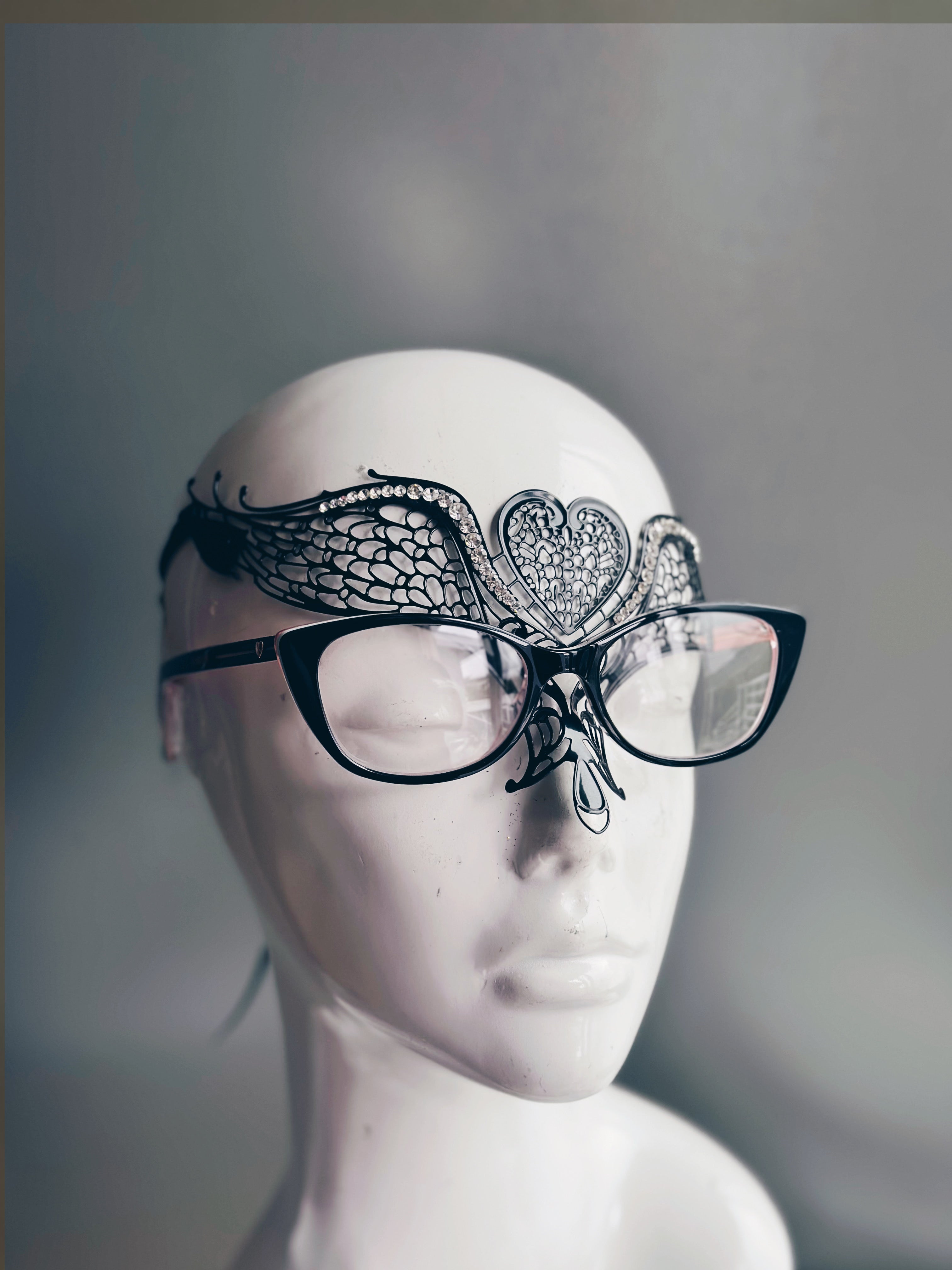 Stylish Green Feather Eyeglass Mask - Fashionable & Comfortable for Cosplay, Halloween, and Costume Parties