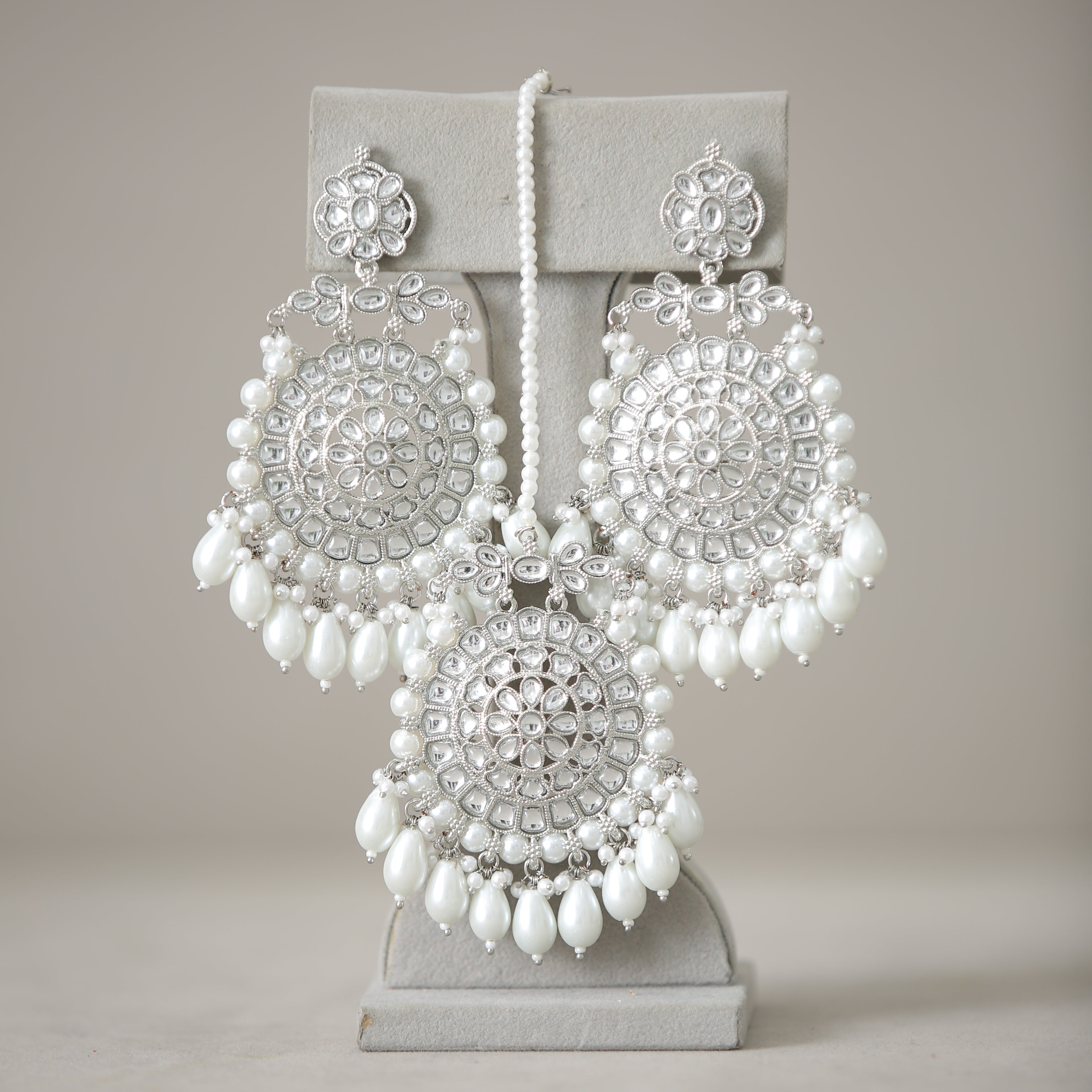 Geetika Kundan Earrings with Tikka Set – Traditional Indian Bridal Jewelry for Weddings & Festive Occasions