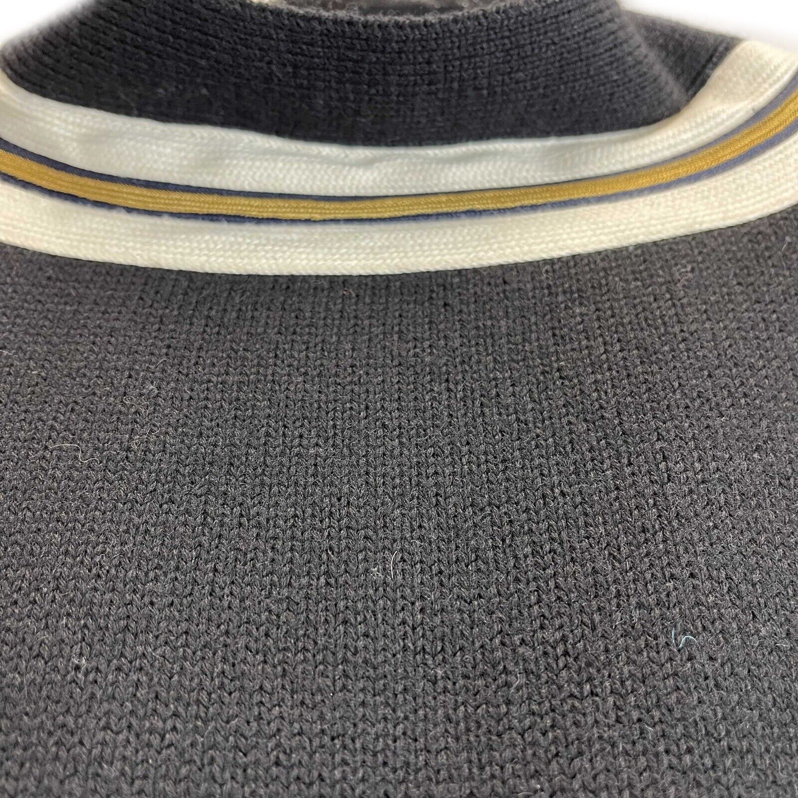 Gucci Black Wool Cardigan with Bee Appliqué - Elegant & Stylish Women's Sweater for Casual Wear & Office Outfits