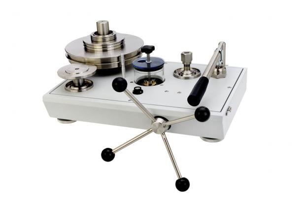 Fluke Oil Deadweight Tester - 140 MPA Precision Pressure Gauge for SHELL T 32 Oil | Hydraulic System Calibration & Industrial Testing Equipment