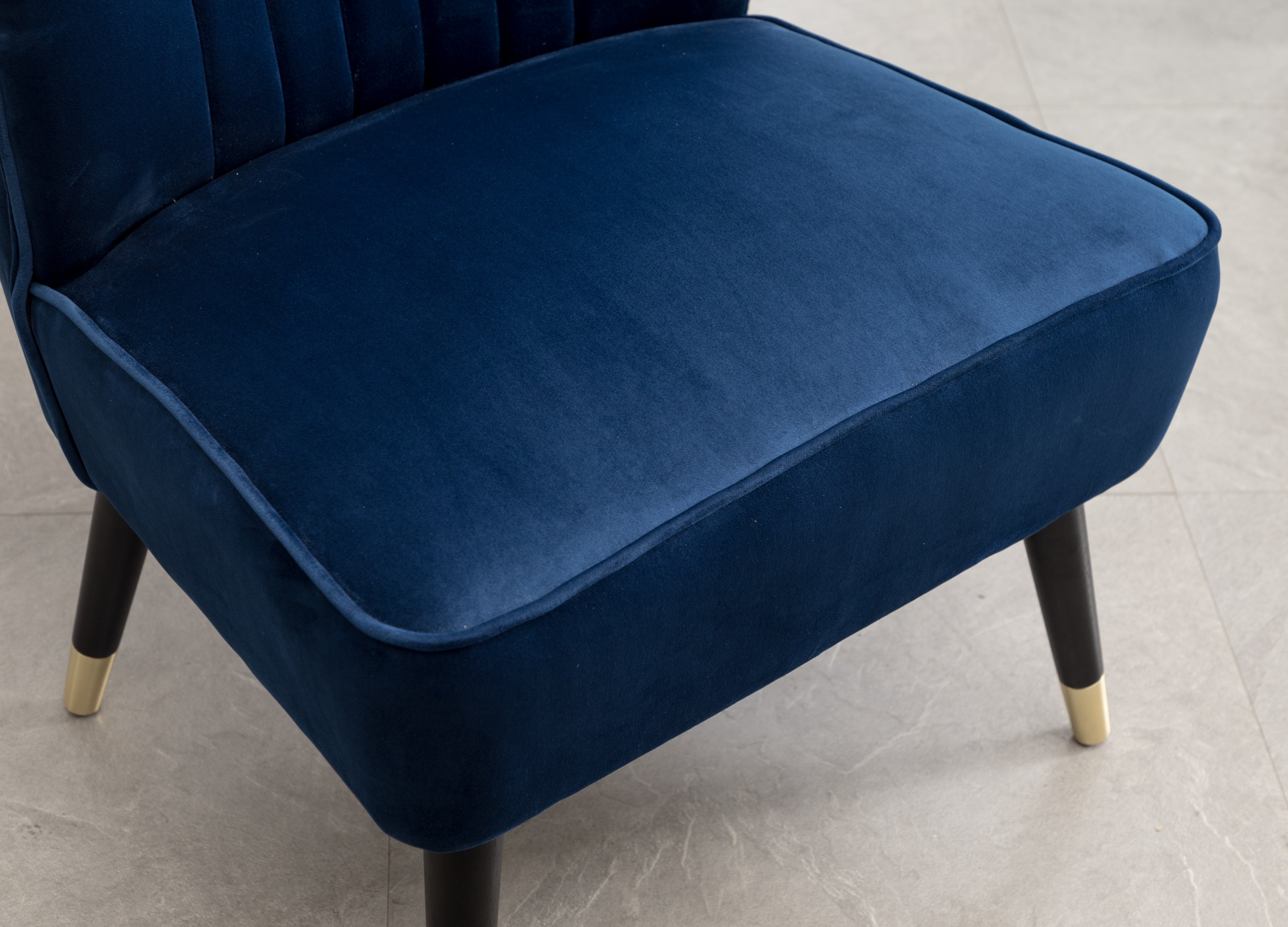 Roundhill Furniture Elon Contemporary Velvet Upholstered Accent Chair - Modern Lounge Chair for Living Room, Bedroom & Office - Soft Velvet Fabric with Sturdy Wooden Legs - Perfect for Reading Nook, Guest Seating or Home Decor
