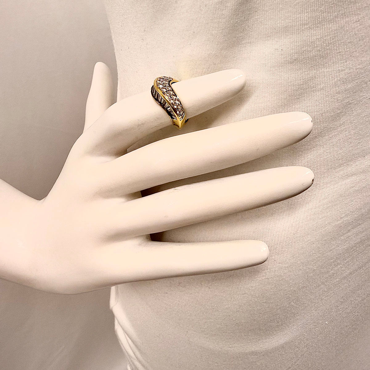 18K Gold Diamond Ring for Women - Elegant Wedding, Engagement & Anniversary Jewelry Gift - Perfect for Special Occasions & Everyday Luxury