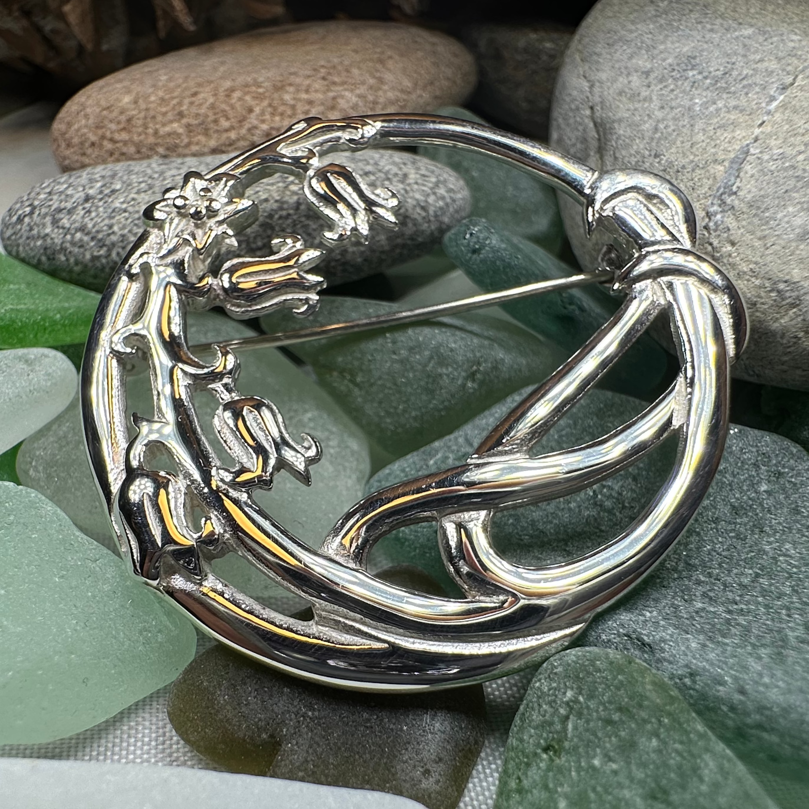 Highland Dream Bluebell Brooch - Elegant Floral Pin for Women, Vintage Scottish Thistle Flower Brooch for Jackets, Scarves & Hats - Perfect for Weddings, Parties & Special Occasions