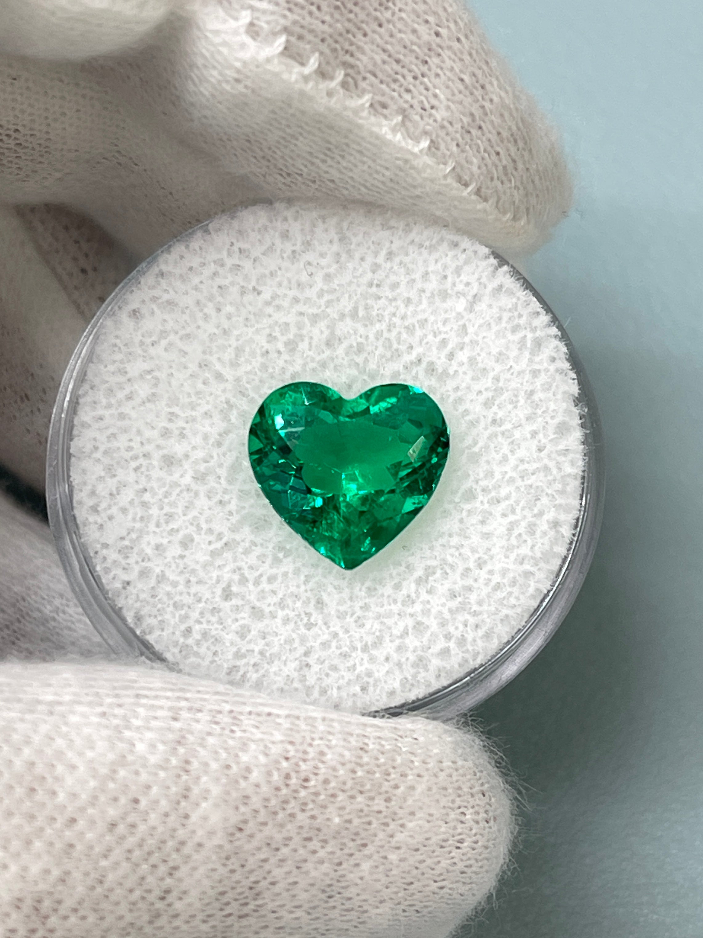 2.68 Carat 10x10.5mm AAA+ Vivid Green Natural Loose Colombian Emerald Heart Cut Gemstone for Jewelry Making, Engagement Rings & Luxury Gifts