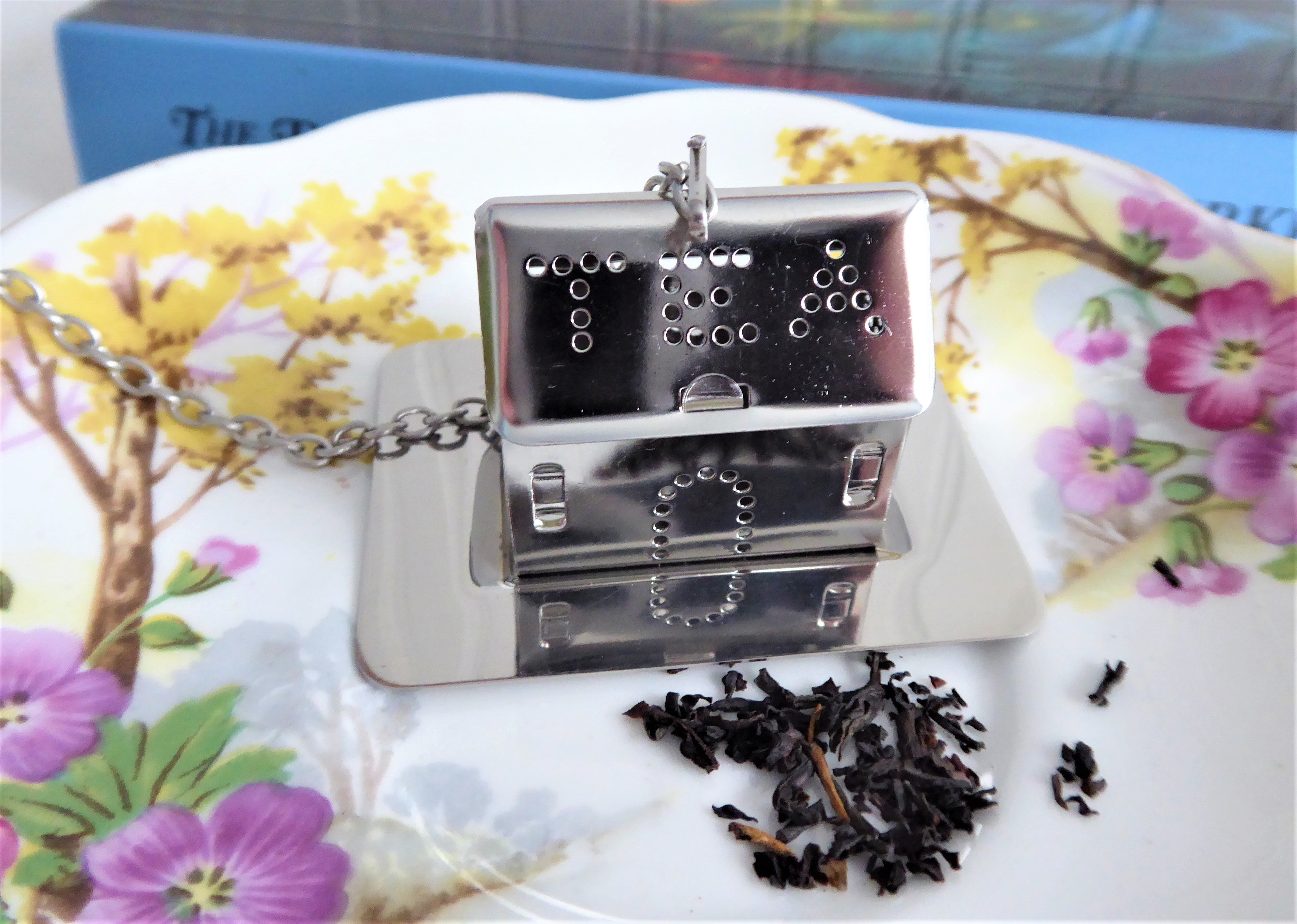 Premium Chrome Tea Infuser with Tea House Shape & Tray - Reusable Loose Leaf Tea Steeper for Herbal, Green & Black Tea - Perfect for Home, Office & Tea Party Accessories