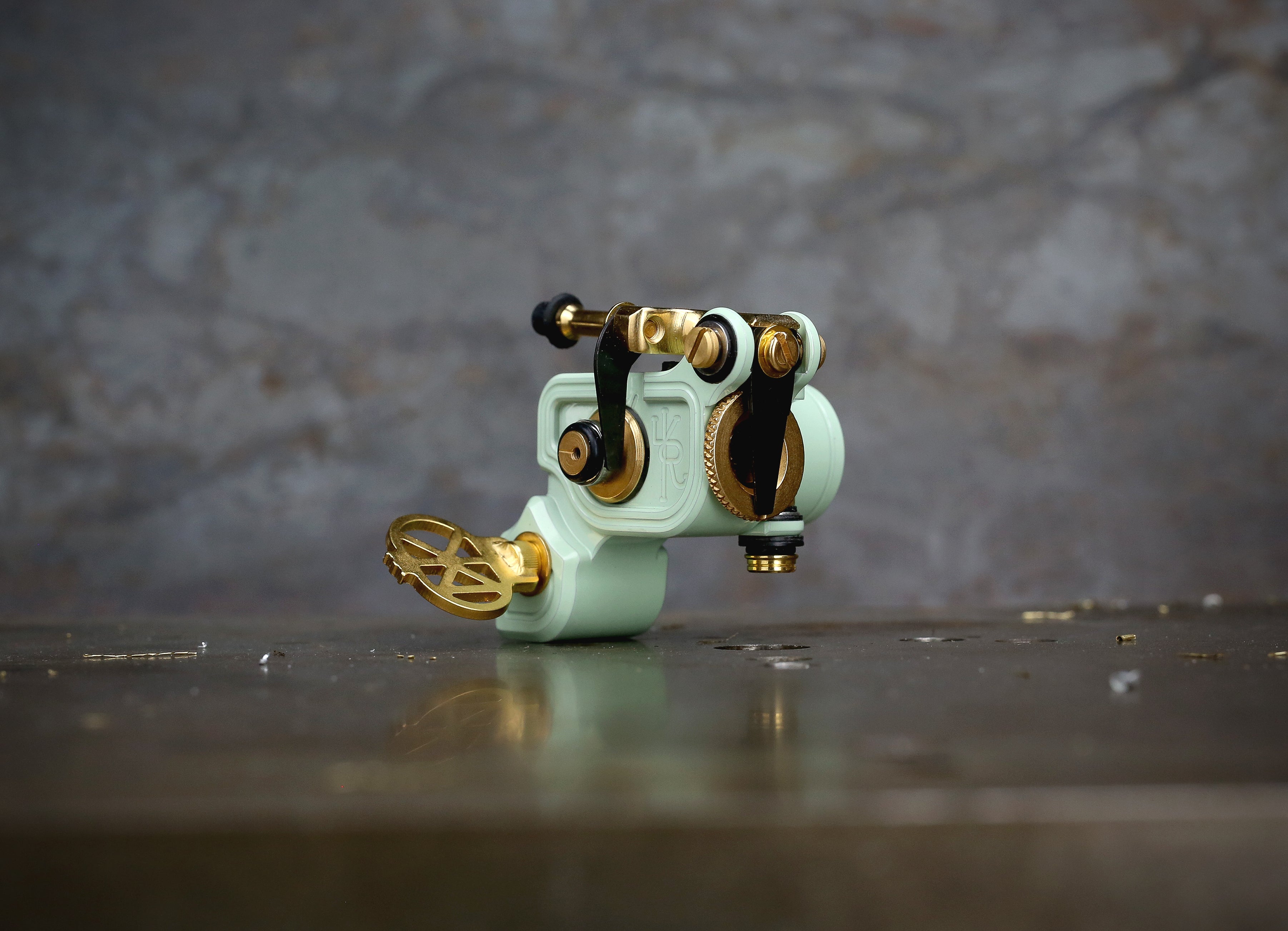 Dan Kubin Sidewinder 46er Featherweight Tattoo Machine - Seafoam & Gold Aluminum RCA with Clip Cord - Perfect for Professional Tattoo Artists & Studio Use