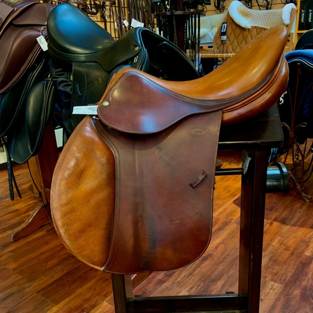 Devacoux Biarritz Original Close Contact Consignment Saddle - Size 17 Medium | English & Western Riding, Dressage, Jumping | Perfect for Professional Equestrians & Horse Shows