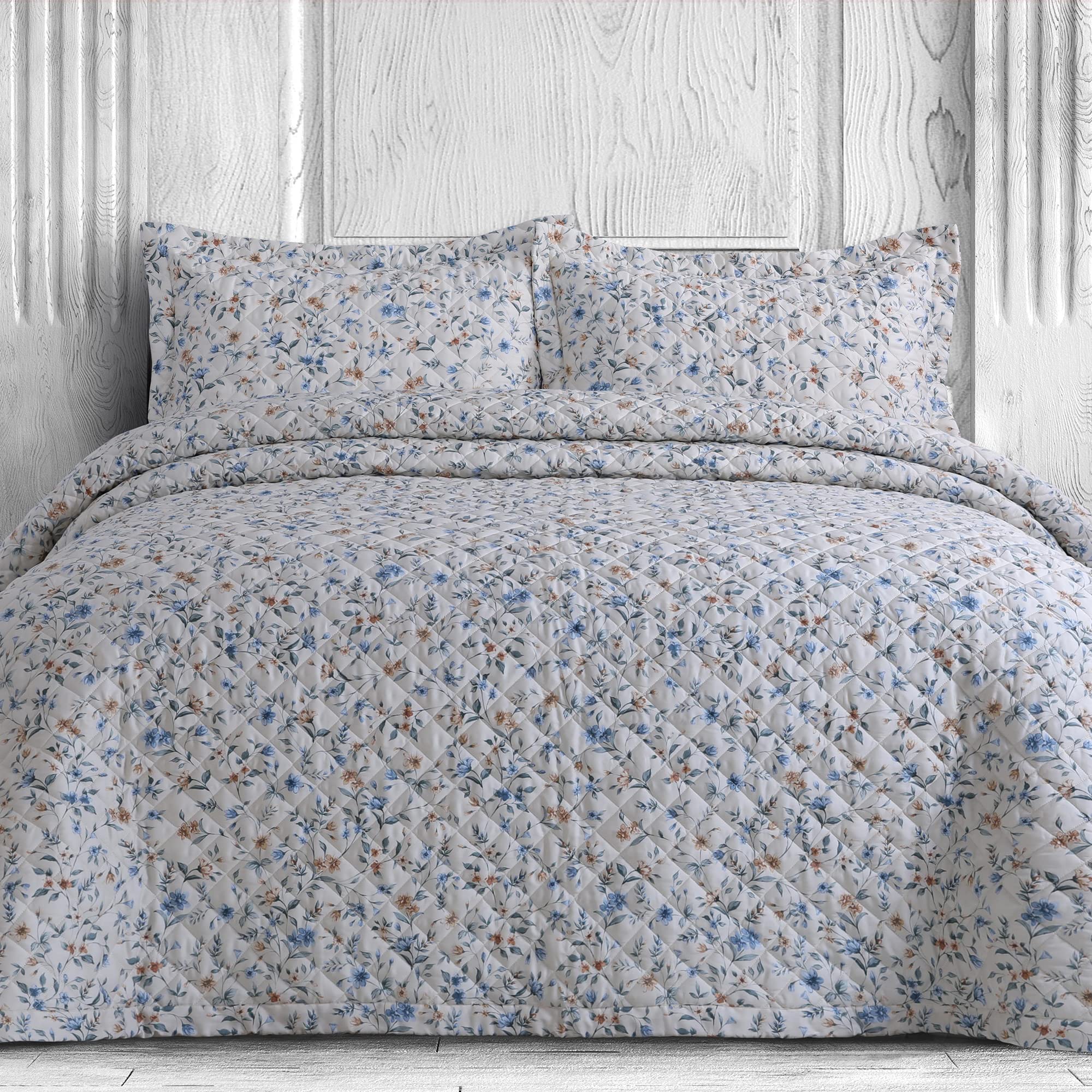 Azores Home Organic Cotton Queen Quilt Set - Oversized Floral 3-Piece Diamond Bedding with 1 Quilt & 2 Sham Pillowcases (300 Thread Count, Carolina/Cream) | Luxury Bedroom Decor for Master Suite, Guest Room & Vacation Homes