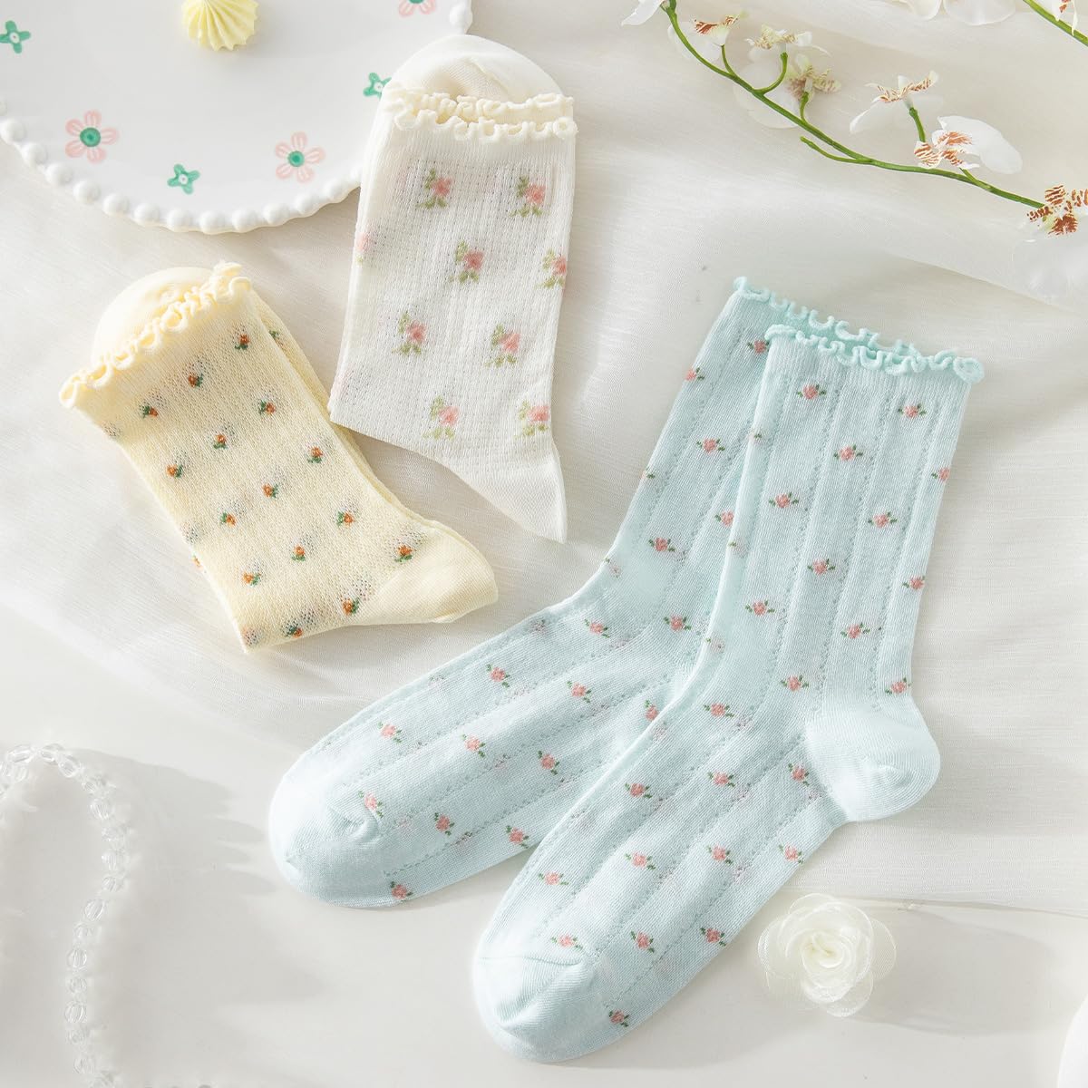 Breathable Women's Ankle Socks with Lace Trim & Floral Embroidery - Fashionable Sports Socks for Running, Yoga & Casual Wear