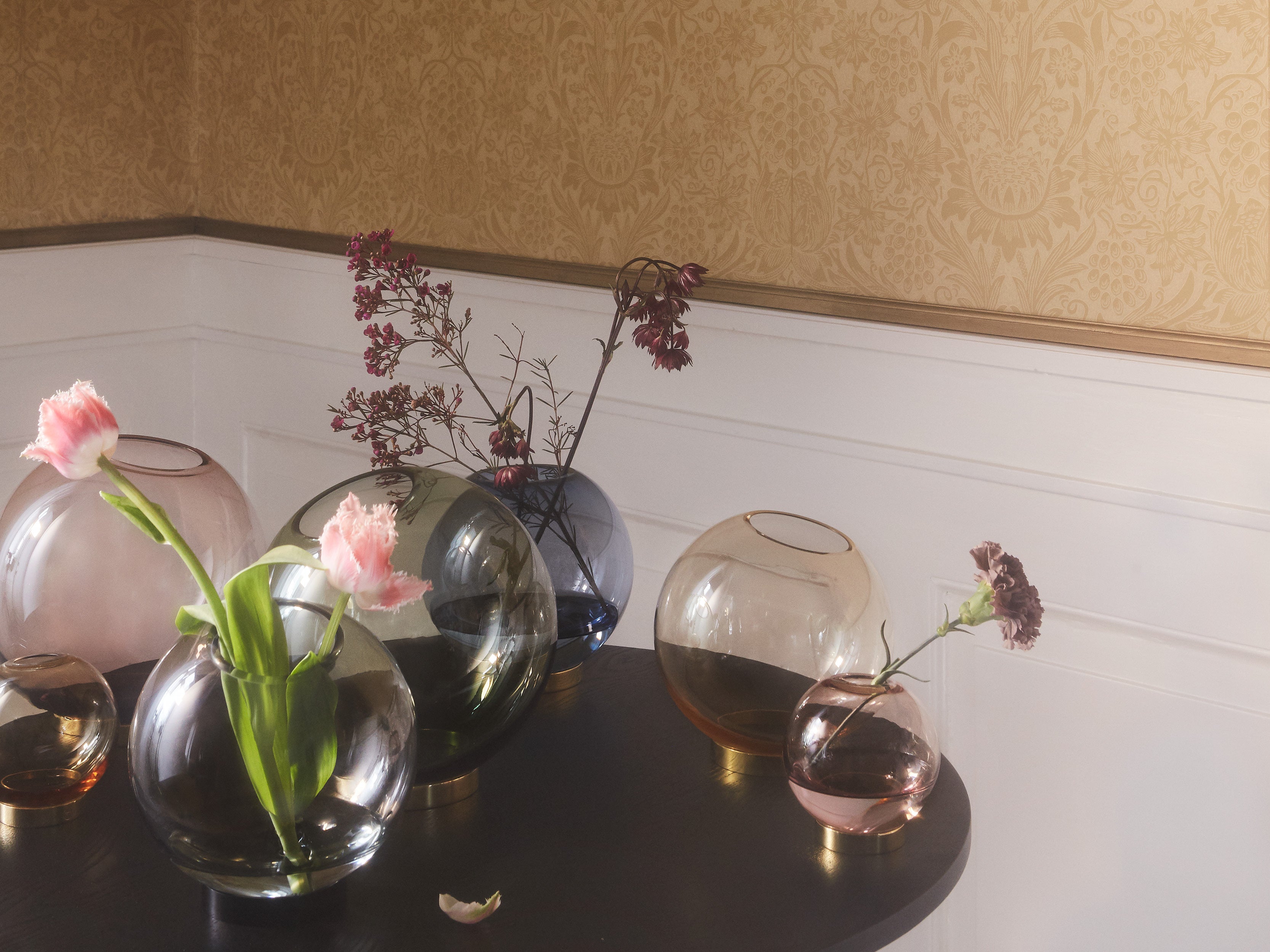 Modern Globe Vase with Wooden Stand - Elegant Home Decor for Living Room, Office & Wedding Centerpieces