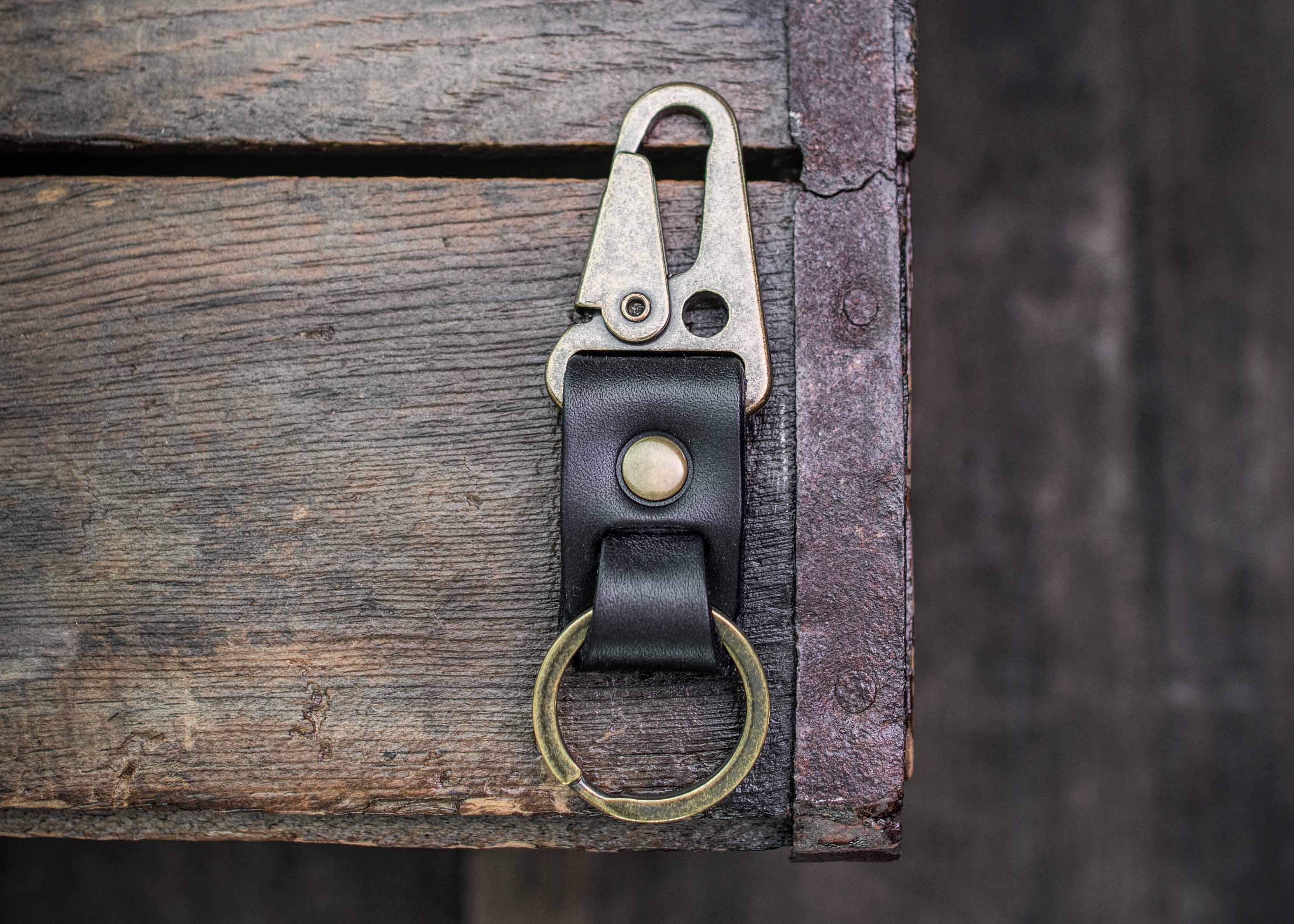 Premium Genuine Leather Keychain Clip - Durable & Stylish Key Holder for Keys, ID Cards, and Accessories - Perfect for Everyday Carry, Gifts, and Travel Essentials