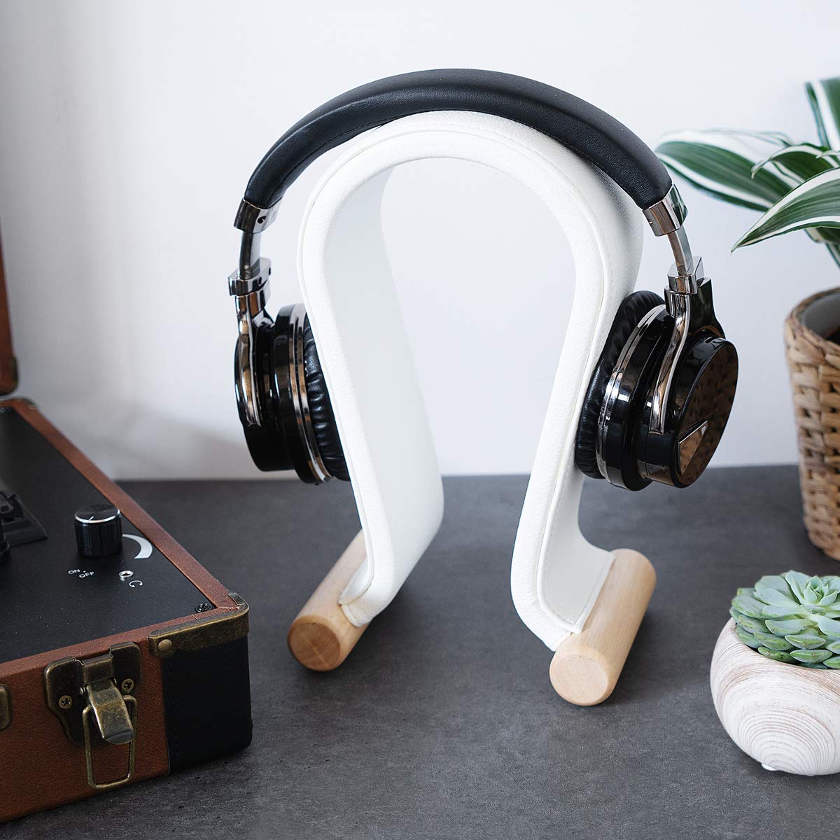 Premium Navaris Headphones Stand - Universal Gaming & Office Headset Holder with Imitation Leather & Sturdy Base - White Decorative Stand for Desk, Gaming Setup & Home Office Organization