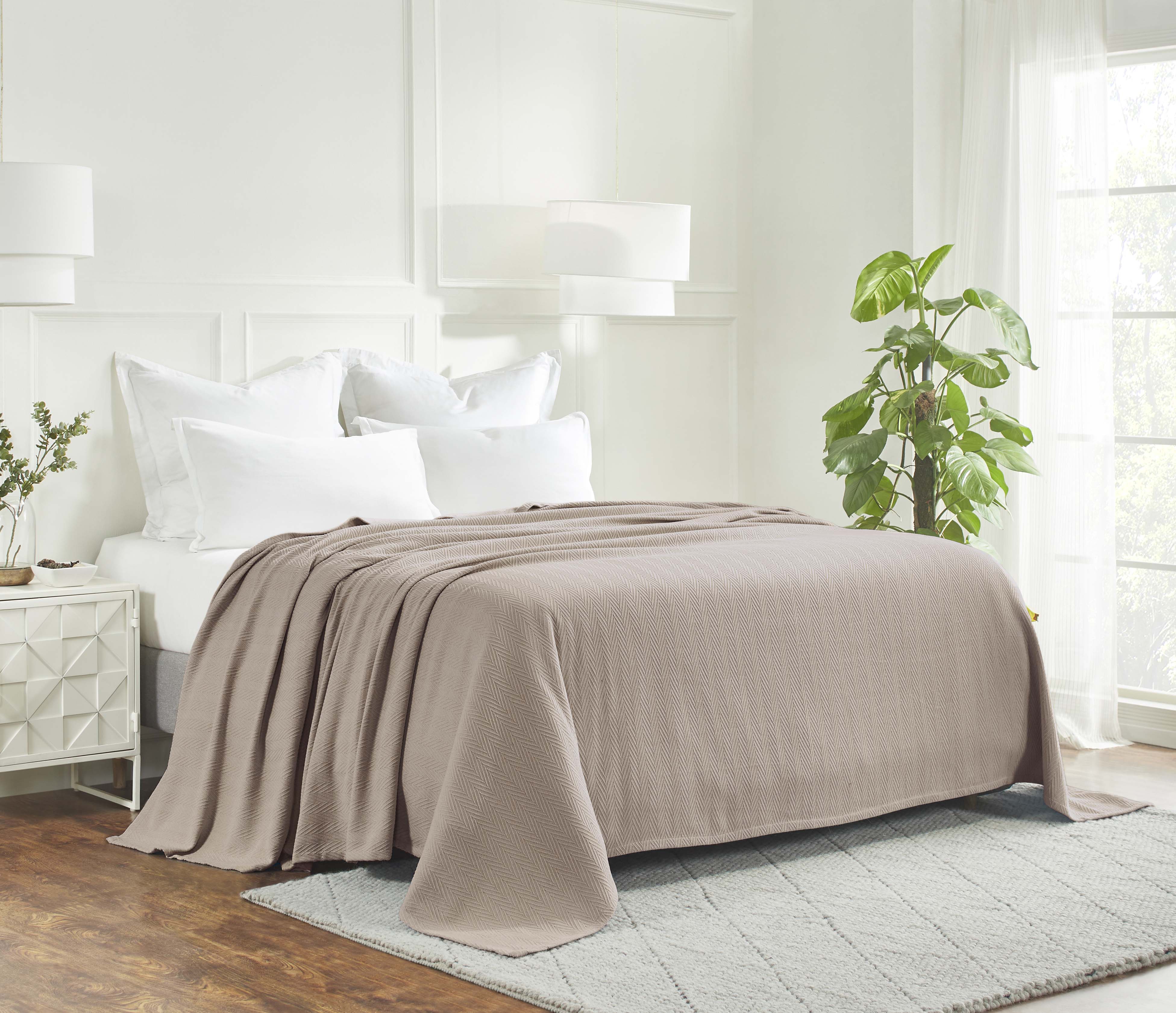 Soft All-Season Chevron Cotton Bed Blanket & Sofa Throw - Cozy Home Decor for Living Room, Bedroom, and Travel