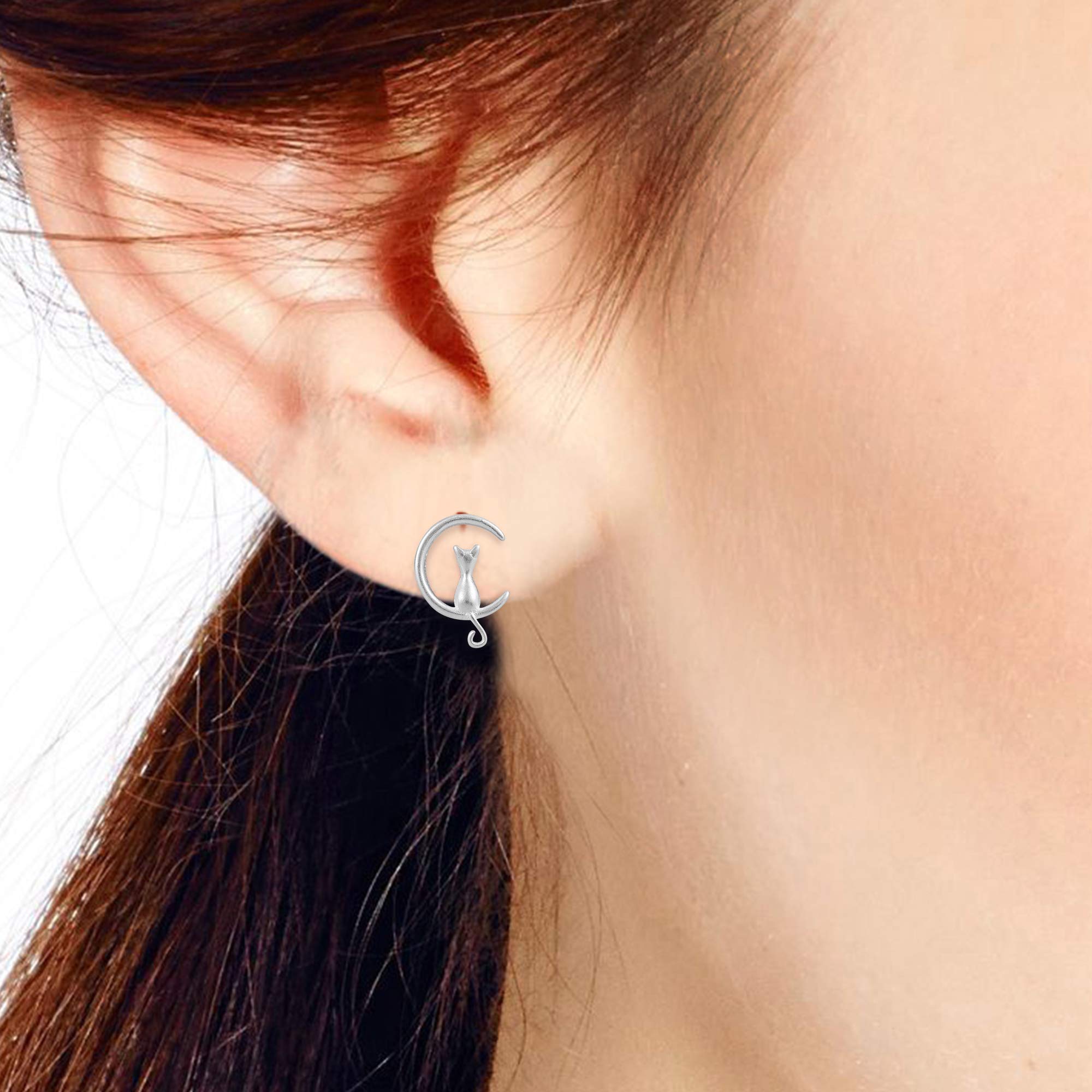 AeraVida Minimalist Sterling Silver Cat Stud Earrings for Women - Cute Cat Sitting on Moon Design | Dainty Preppy Jewelry Gift for Cat Lovers | Perfect for Everyday Wear, Office & Casual Outfits