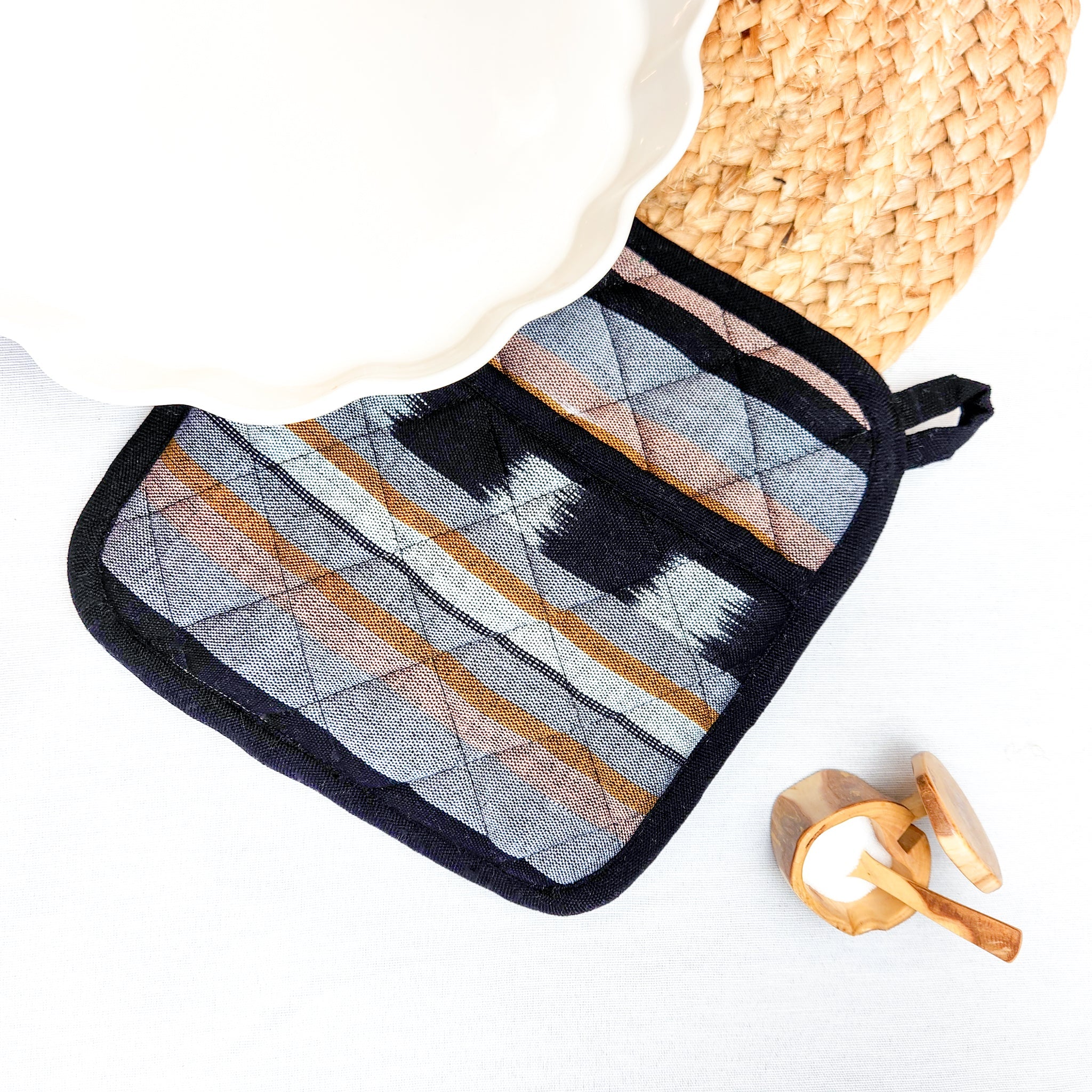 Heat-Resistant Pocket Pot Holder - Foldable & Compact Kitchen Mitt for Cooking, Baking, and Grilling - Perfect for Camping, Picnics, and Outdoor BBQs
