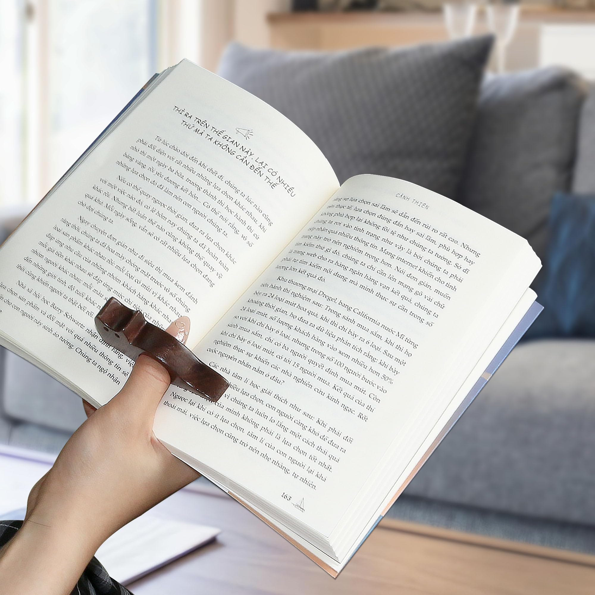 Premium Walnut Wood Cat Book Page Holder - Smooth Finish Reading Accessory for Book Lovers | Perfect Literary Gift for Women & Bookworms | Ideal for Home Libraries, Reading Nooks & Cozy Reading Sessions