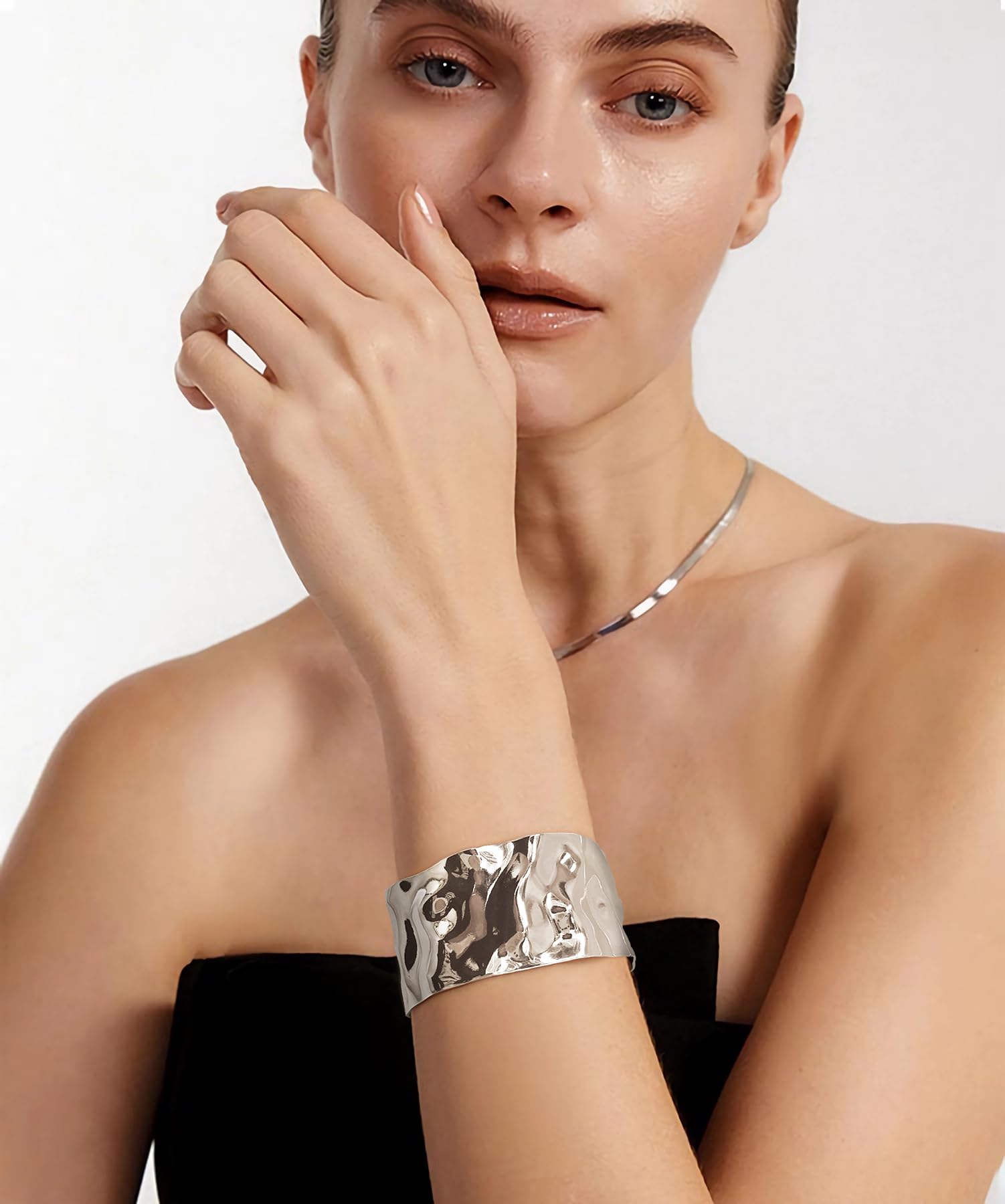 WOWORAMA Hammered Chunky Cuff Bracelets for Women - Vintage Boho Wide Bangle Bracelets in Gold & Silver - Irregular Statement Arm Cuff Jewelry for Casual Wear, Parties & Boho Fashion
