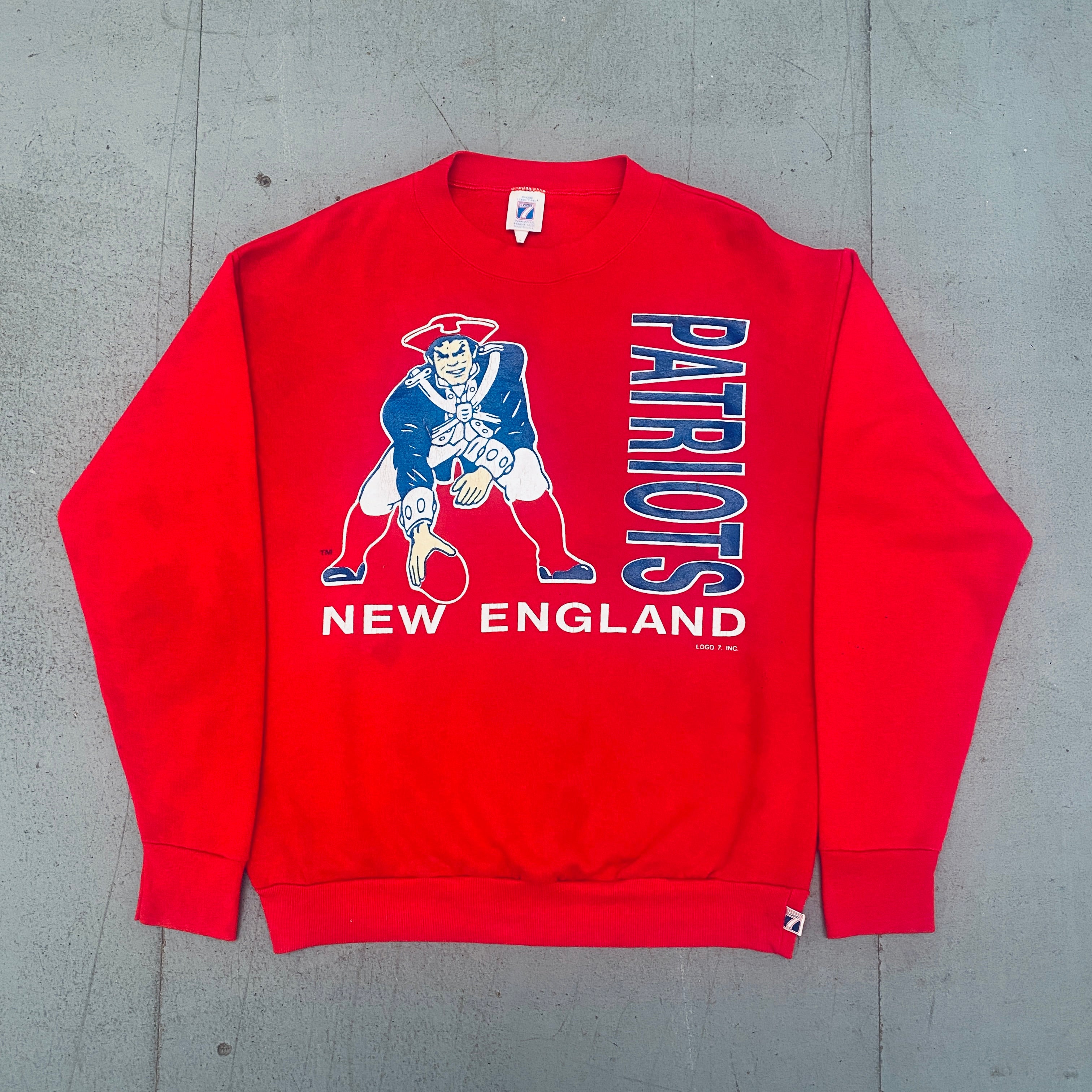 New England Patriots 1980s Logo 7 Pat Patriotic Graphic Spellout Sweatshirt (Medium) - Vintage NFL Fan Gear for Game Day & Casual Wear