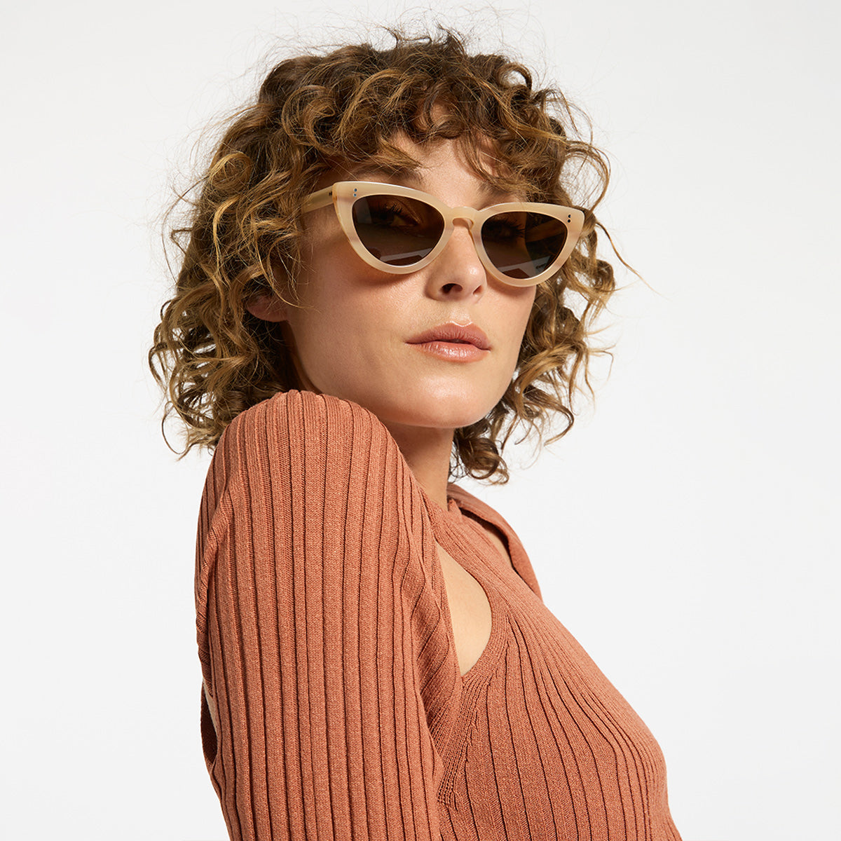 Villain Sunglasses for Women - Trendy Blonde Frame UV Protection - Perfect for Beach, Driving & Outdoor Activities