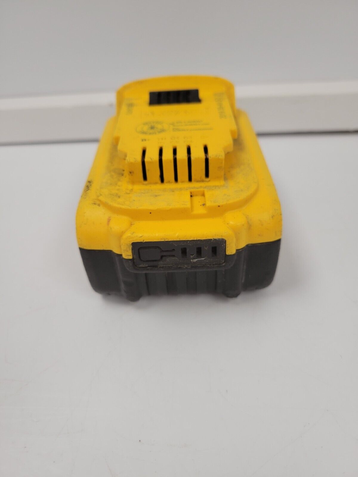 DEWALT 20V MAX 5.0Ah Lithium-Ion Battery Pack - Compatible with DEWALT 20V Tools - Power Drills, Saws, Flashlights & More - Long Lasting Battery for Construction & DIY Projects