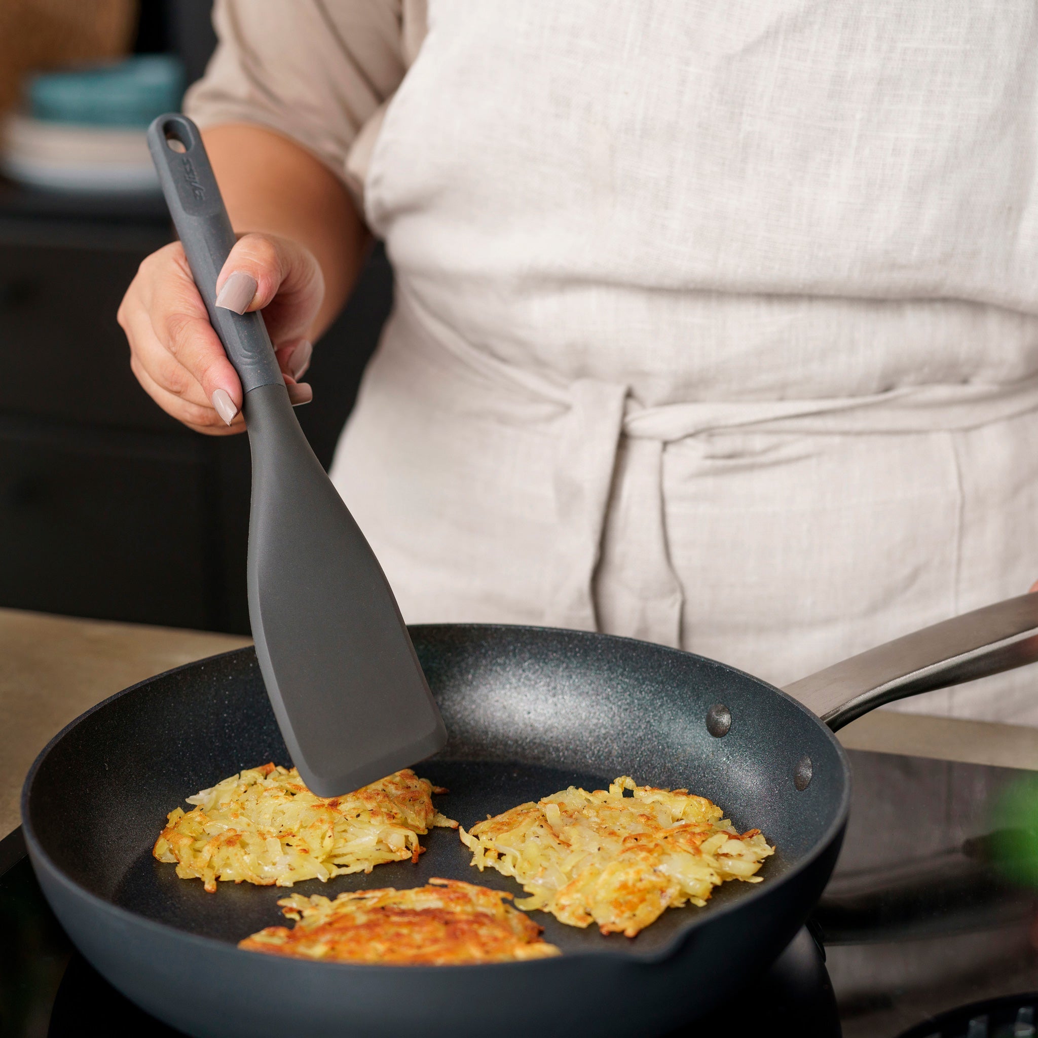 Zyliss Easy Lift Turner - Premium Kitchen Spatula for Flipping Pancakes, Burgers & Eggs - Non-Slip Handle & Durable Design - Perfect for Grilling, Cooking & Baking at Home