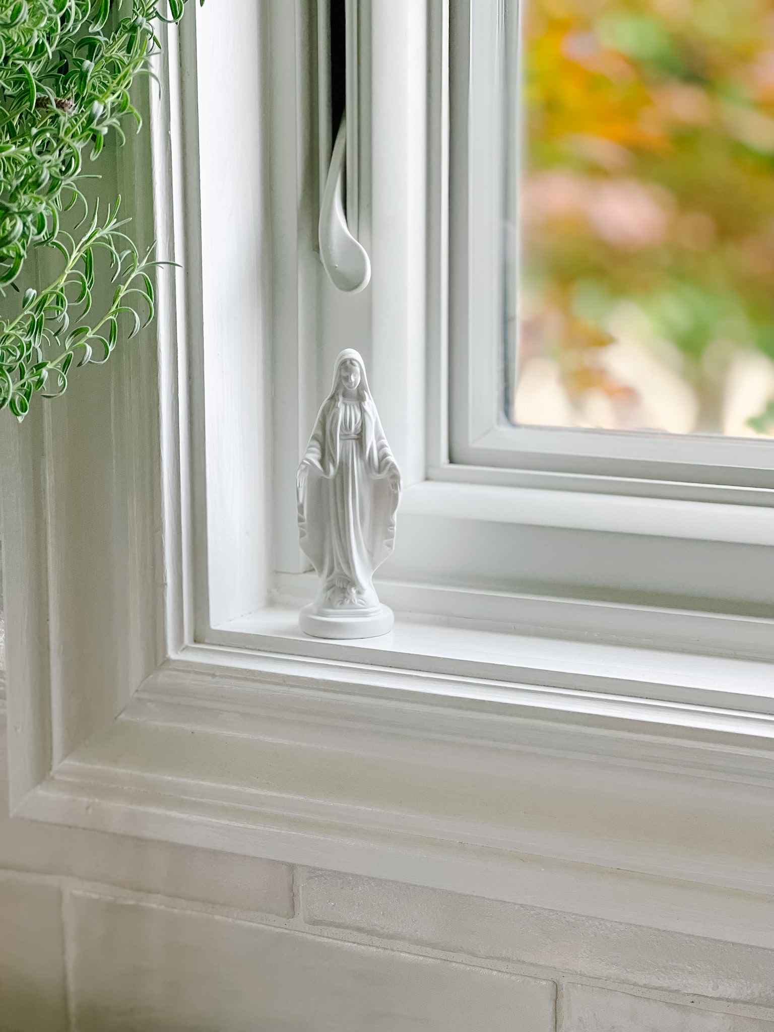Petite Mary Statue - Elegant Religious Home Decor for Prayer & Meditation | Perfect for Catholic Gifts, Church Altars & Spiritual Spaces