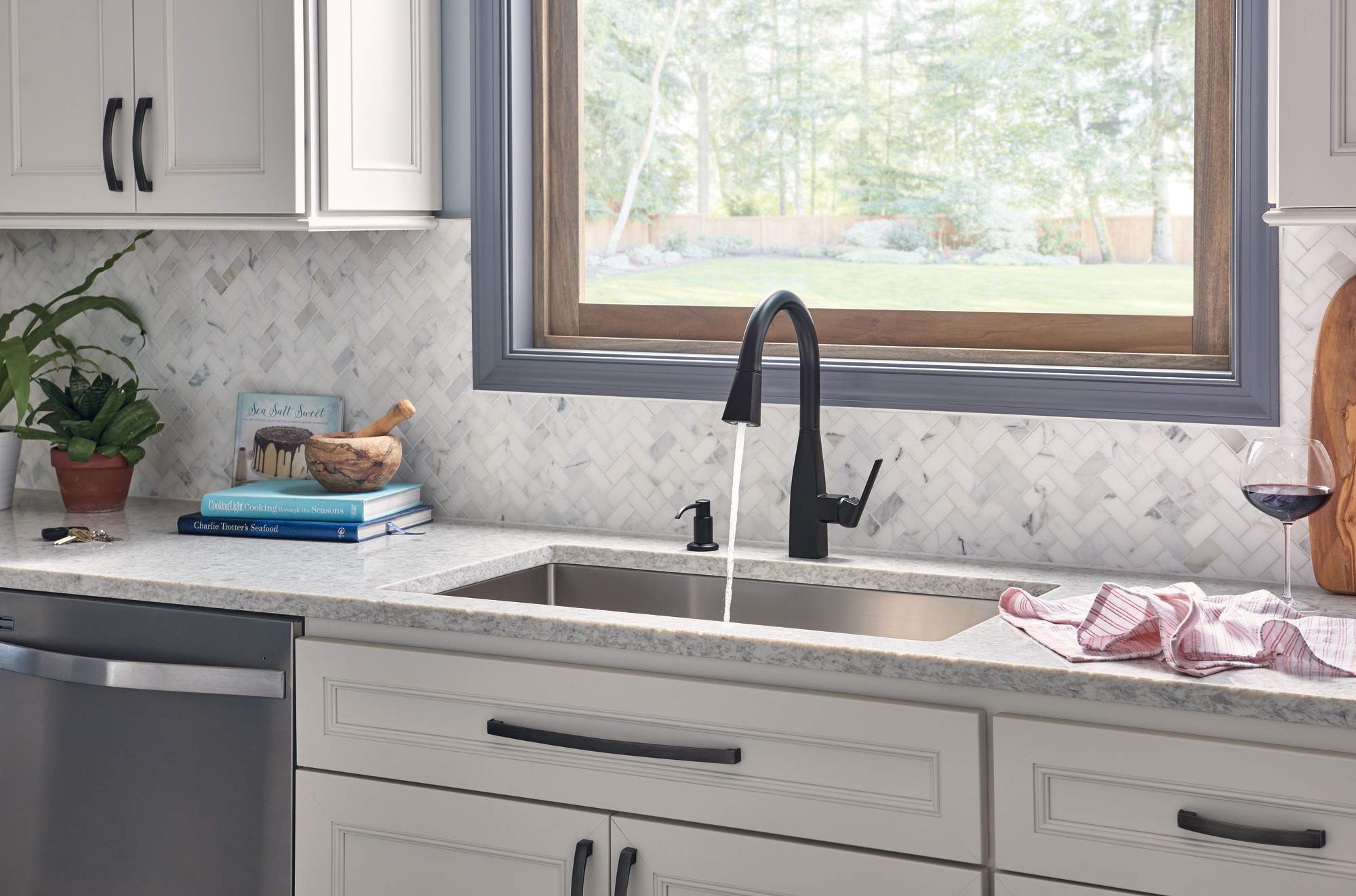 Premium Matte Black Kitchen Faucet with Pull-Down Sprayer - Peerless Xander P7919LF-BL, Single Handle Modern Sink Faucet for Easy Cleaning & Dishwashing - Perfect for Farmhouse, Commercial, and Residential Kitchens