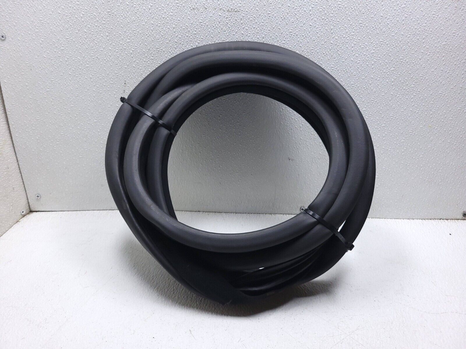 06-11 Mercedes ML500 Left Rear Driver Side Door Weatherstrip Seal - OEM Replacement Part for Improved Weather Protection & Noise Reduction - Perfect for Rainy Days & Long Road Trips