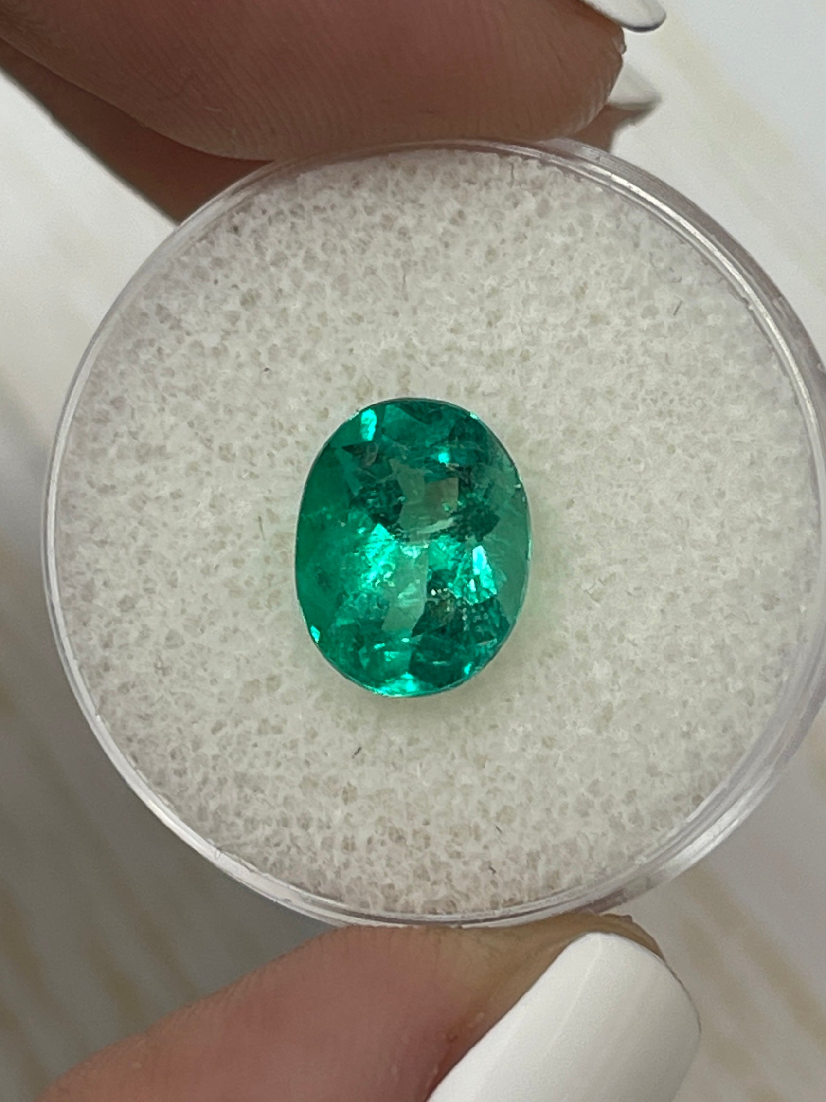 2.80 Carat Vivid Bluish Green Natural Colombian Emerald Loose Gemstone - Oval Cut for Jewelry Making, Engagement Rings & Luxury Gifts