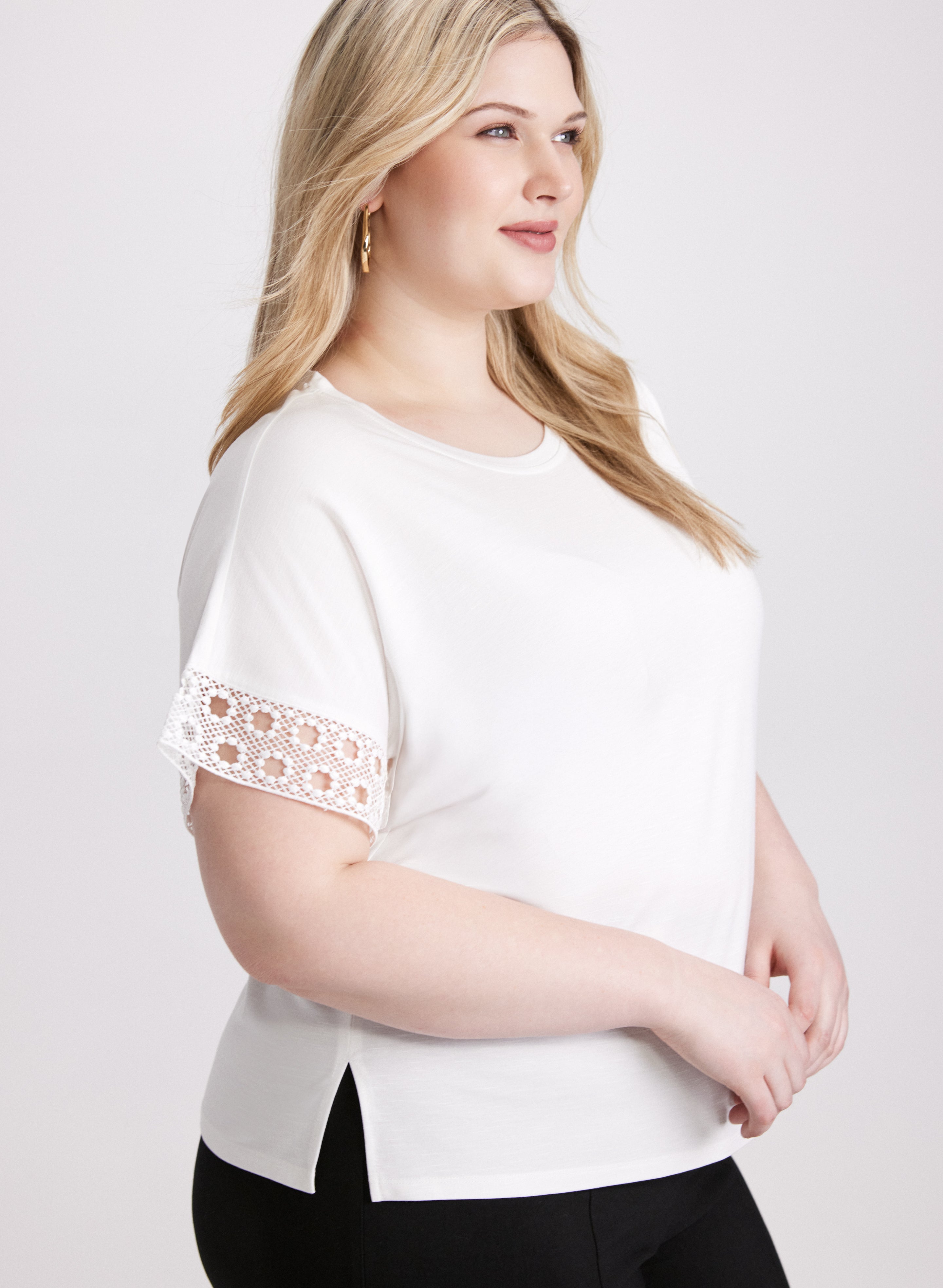 Stylish Eyelet Trim T-Shirt for Women - Trendy Casual Top for Summer Outfits & Everyday Wear