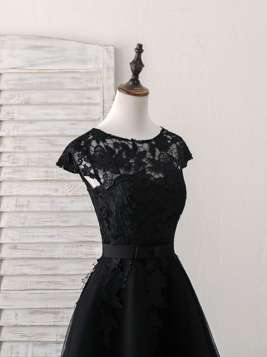 Elegant Black Round Neck Tulle Lace Applique Short Prom Dress | Homecoming Party Dress for Teens | Perfect for Dances, Formals & Special Occasions