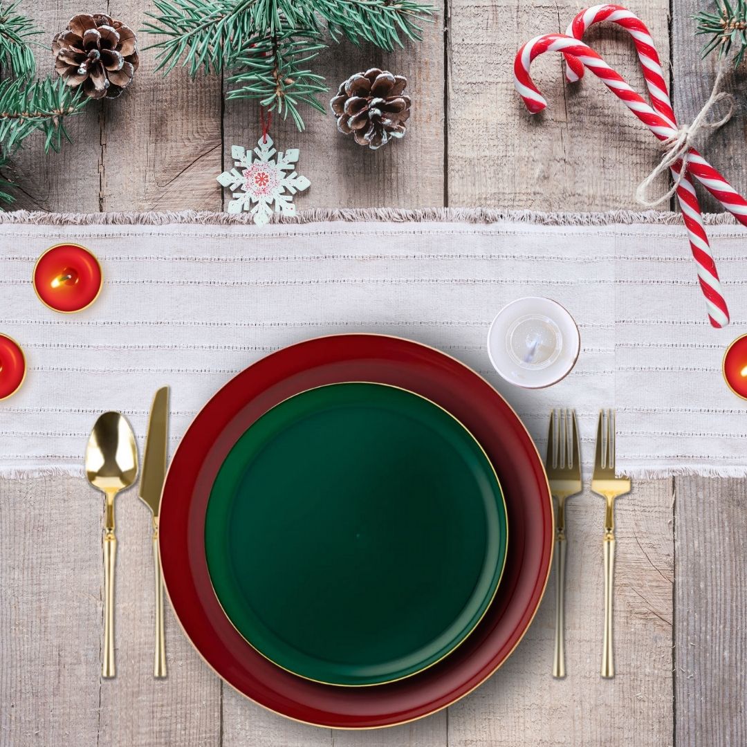 Premium Green & Cranberry Plastic Christmas Party Plates with Gold Rim - Elegant Holiday Dinnerware for Festive Gatherings, Decorations & Celebrations