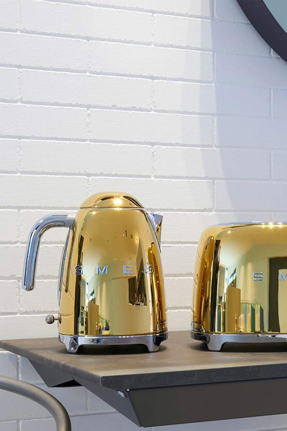 Smeg Retro Style Electric Kettle - 1.7L Gold Stainless Steel Tea Kettle with Automatic Shut-Off - Perfect for Home, Office & Gift Giving - Vintage Collection for Tea & Coffee Lovers