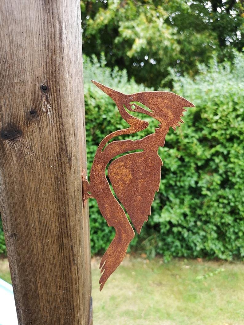 TOMYEUS Metal Garden Sculptures - Handcrafted Woodpecker Steel Yard Art for Outdoor Decor, Country Fence & Gardening Decoration | Perfect for Patio, Lawn & Backyard Landscaping