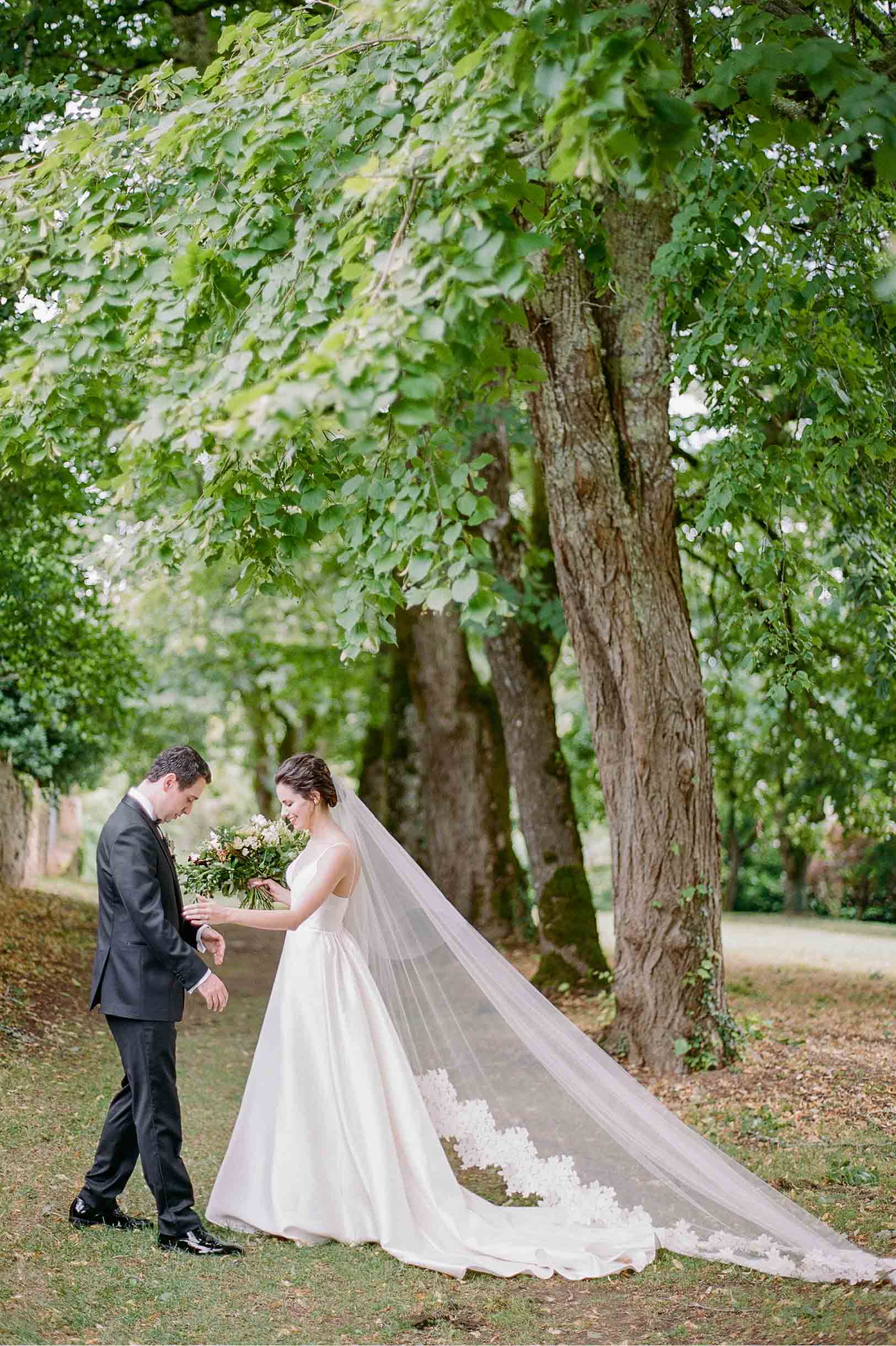Elegant Lush Alencon French Lace One Tier Wedding Veil - Perfect for Bridal Ceremonies & Romantic Photos