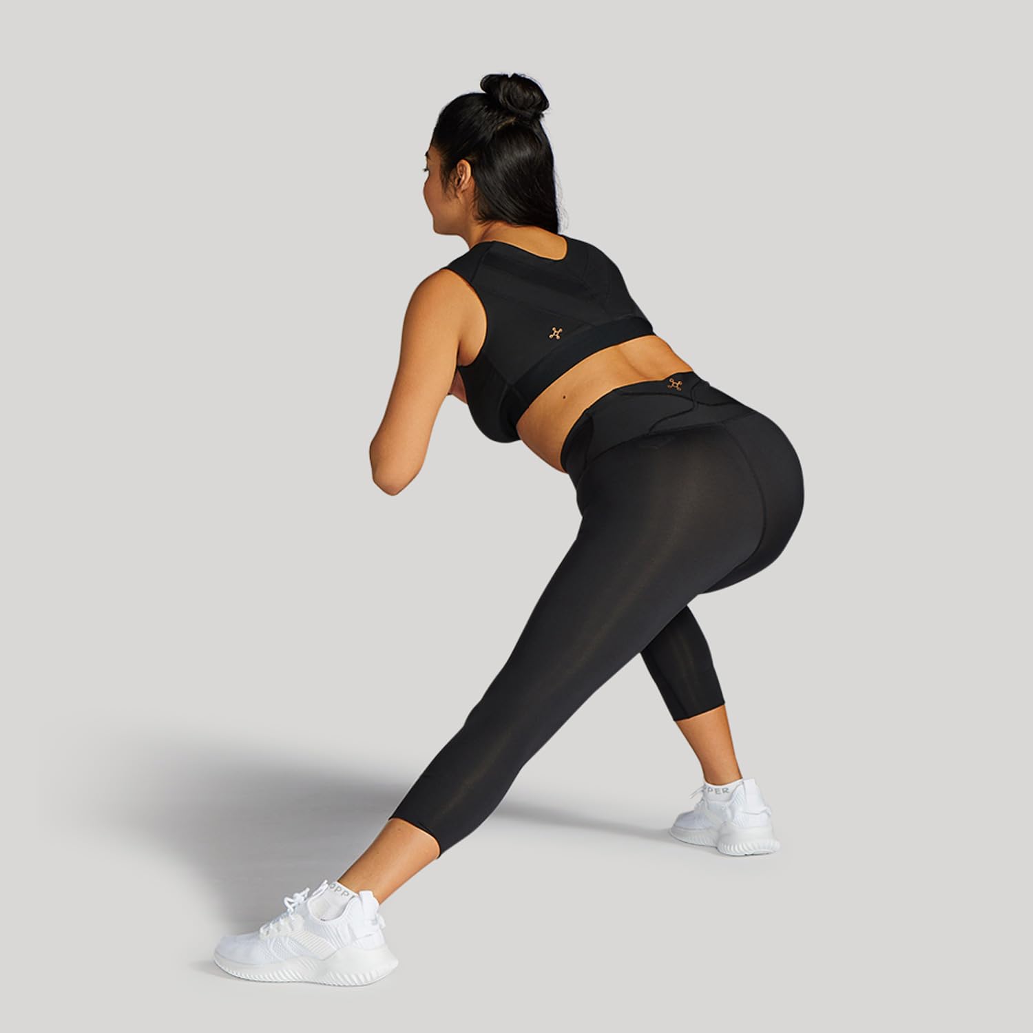 Tommie Copper Women's Lower Back Support Compression Capri Leggings - Flattering Fit, Sweat Wicking & Breathable Workout Leggings for Yoga, Running & Gym