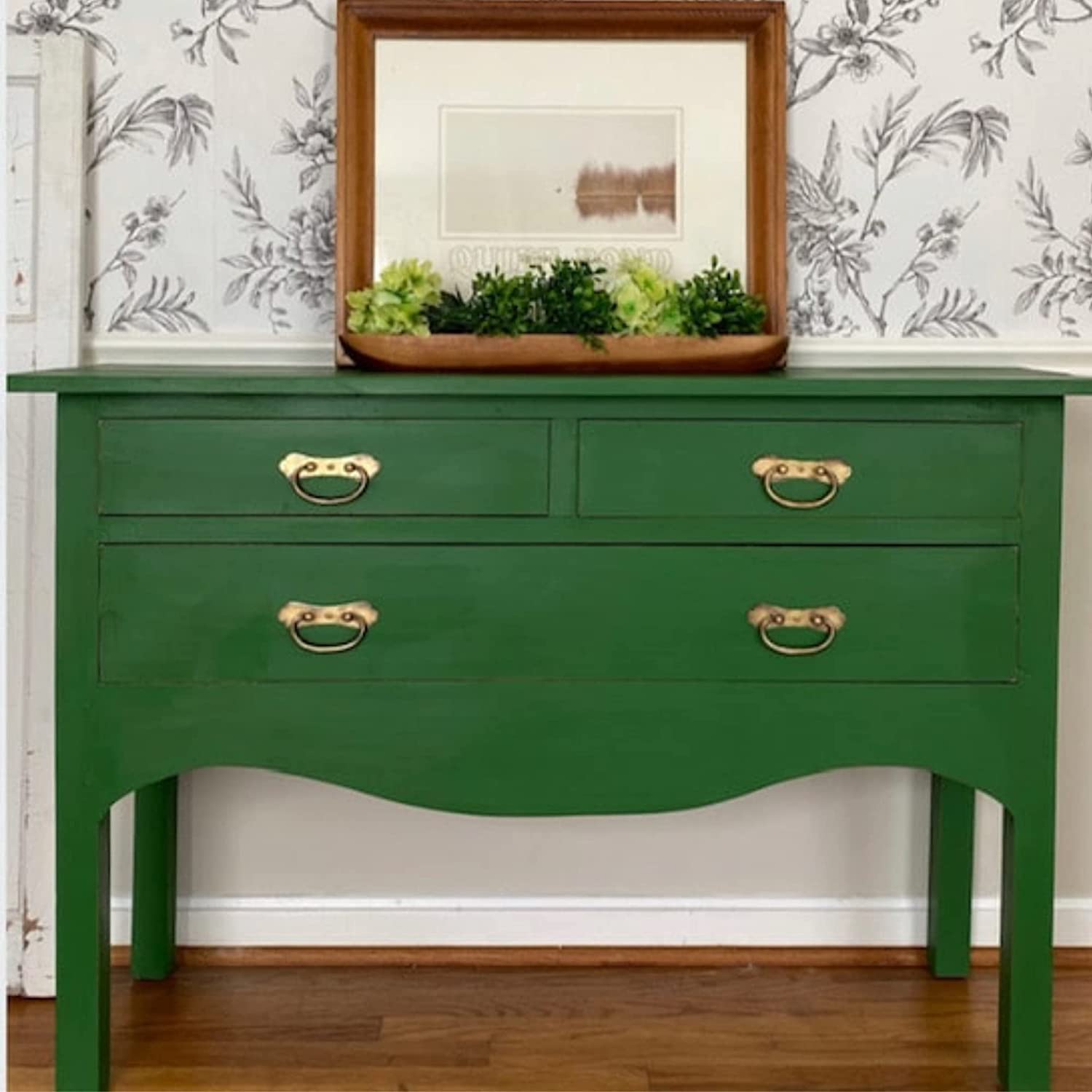 Dixie Belle Chalk Mineral Paint - Matte Bold Green Evergreen (32oz) | DIY Furniture Paint for Tables, Chairs & Cabinets | Eco-Friendly, Non-Toxic Chalk Finish Paint for Home Decor & Upcycling Projects