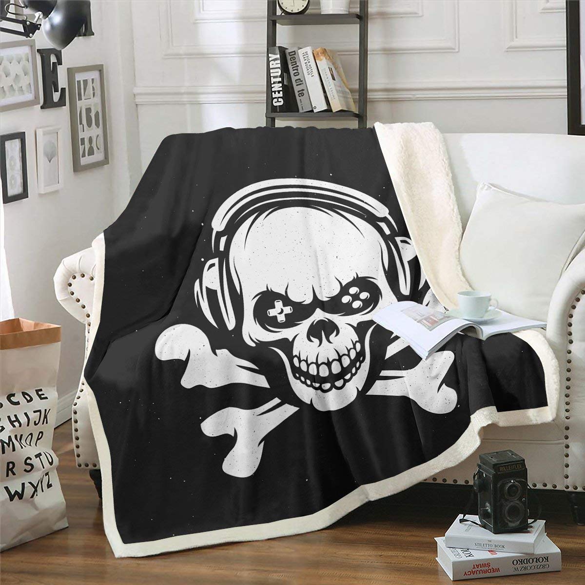 Skull Pattern Plush Fleece Throw Blanket - Gothic Bones Design Black & White Sherpa Blanket for Couch, Bed & Sofa Decor - Ultra Soft Fuzzy Blanket King Size 87x95 Inches - Perfect for Halloween Decor, Cozy Movie Nights & Gothic Home Decor